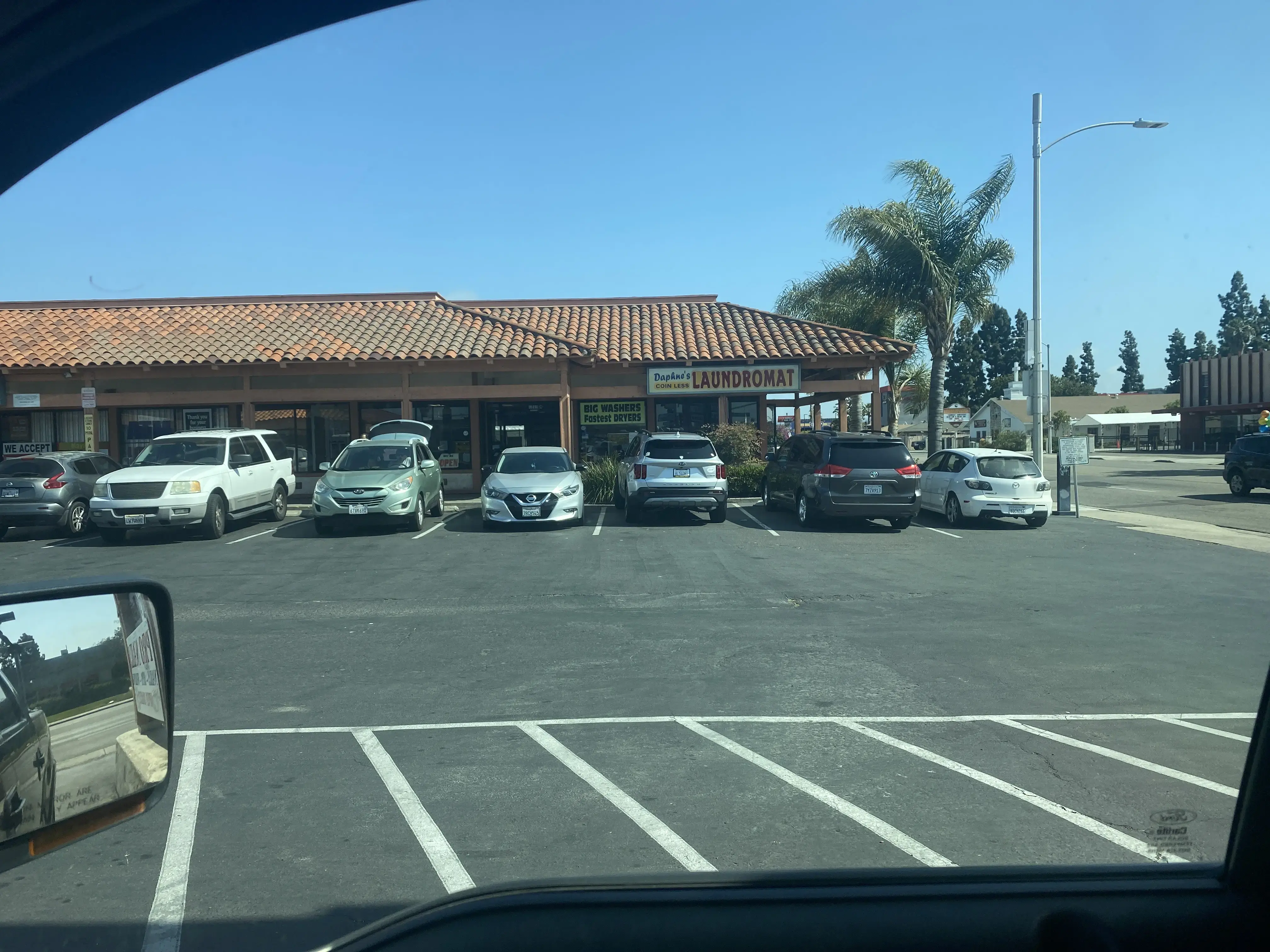 Daphne's Laundromat - Image 2