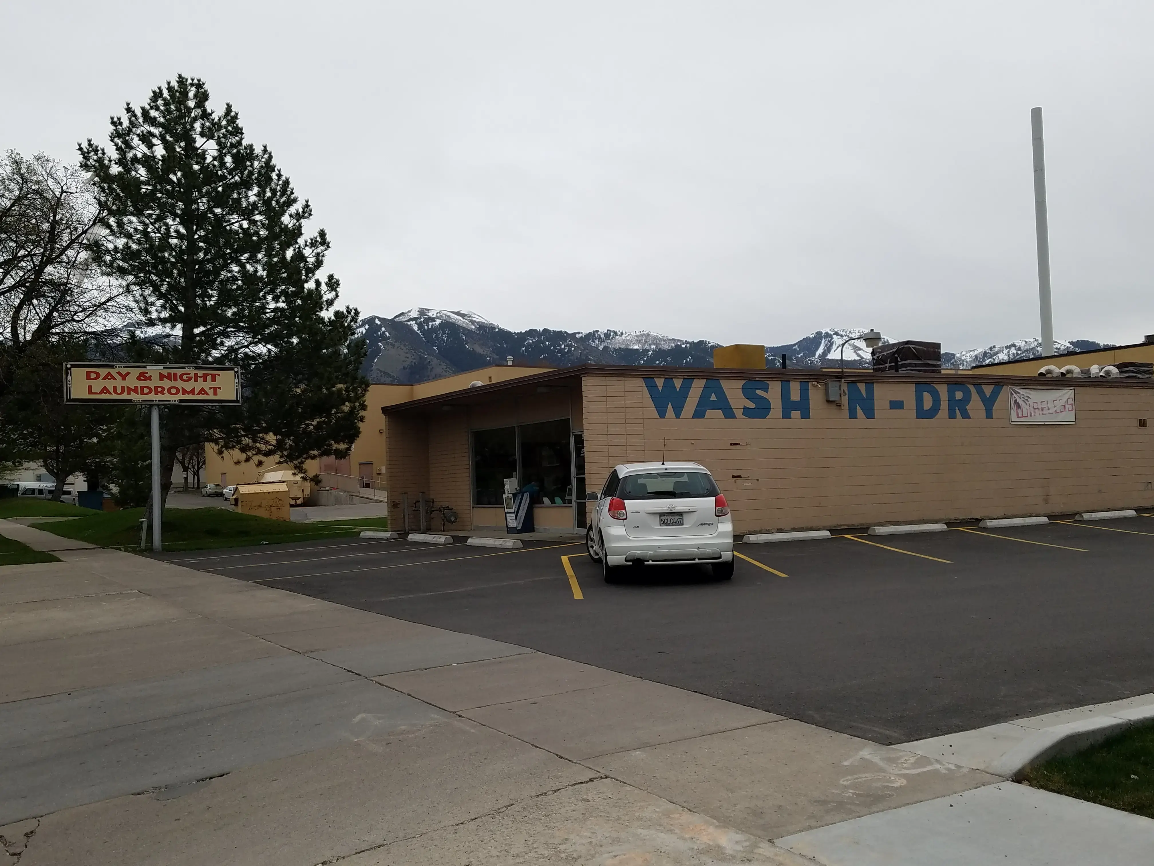 Day & Night Laundromat - Image 8
