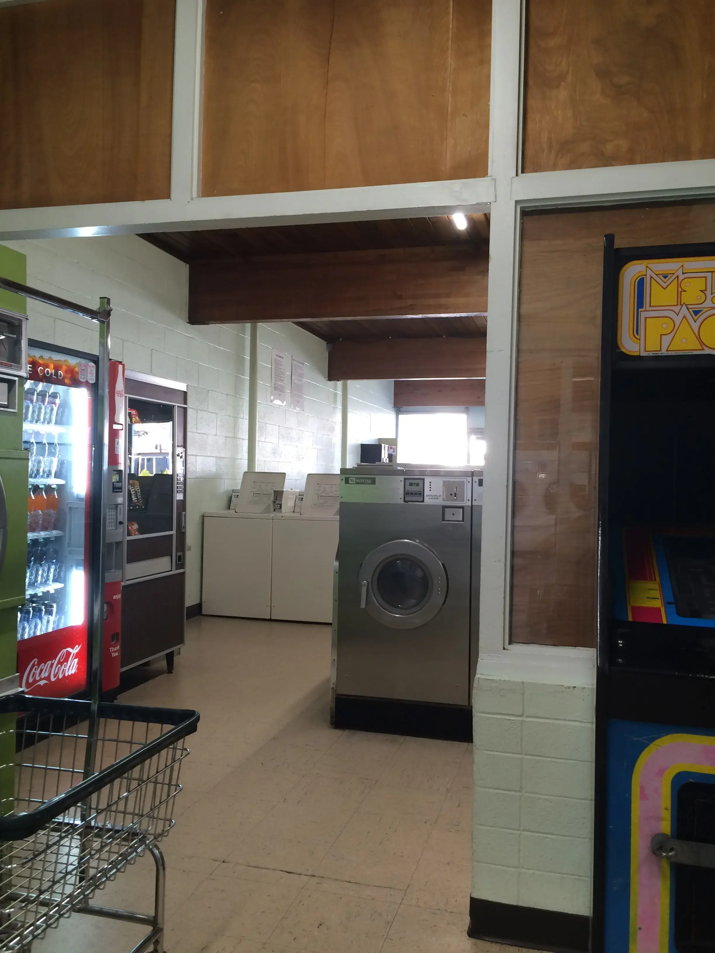 Day & Night Laundromat - Image 6