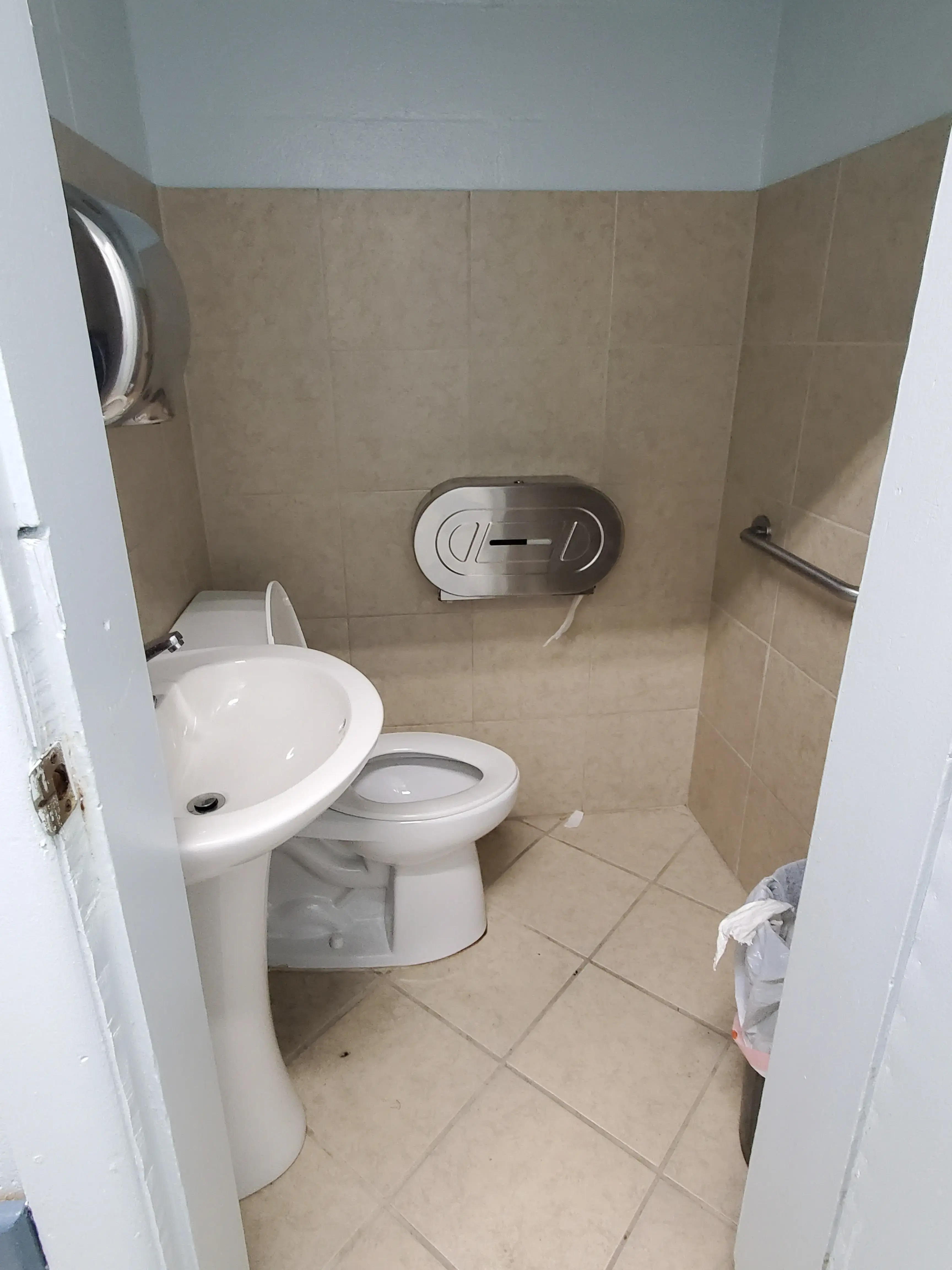 Dean's Laundry - Image 16