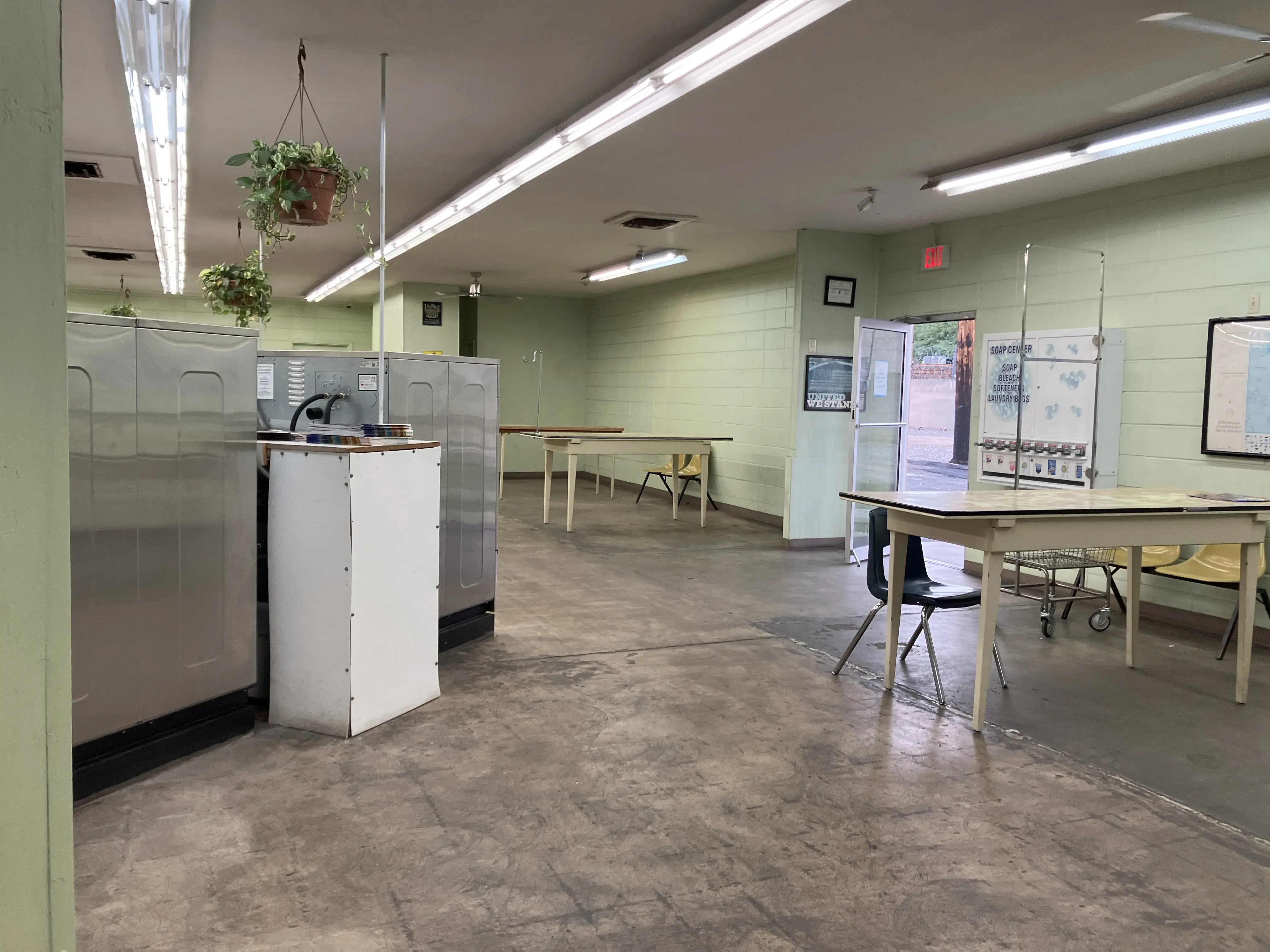 Dean's Village Laundromat - Image 9