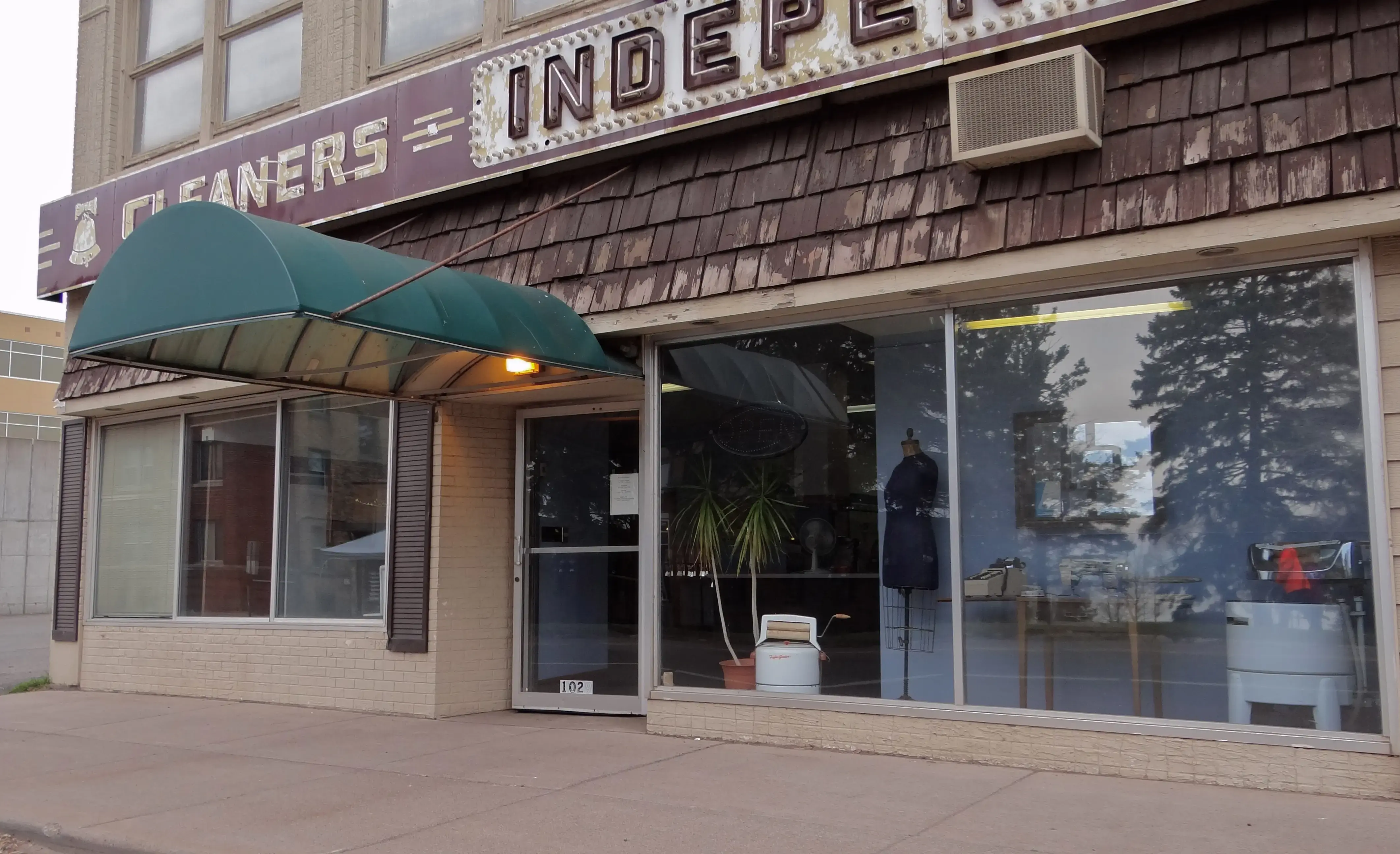 Dee Independent Cleaners thumbnail 4