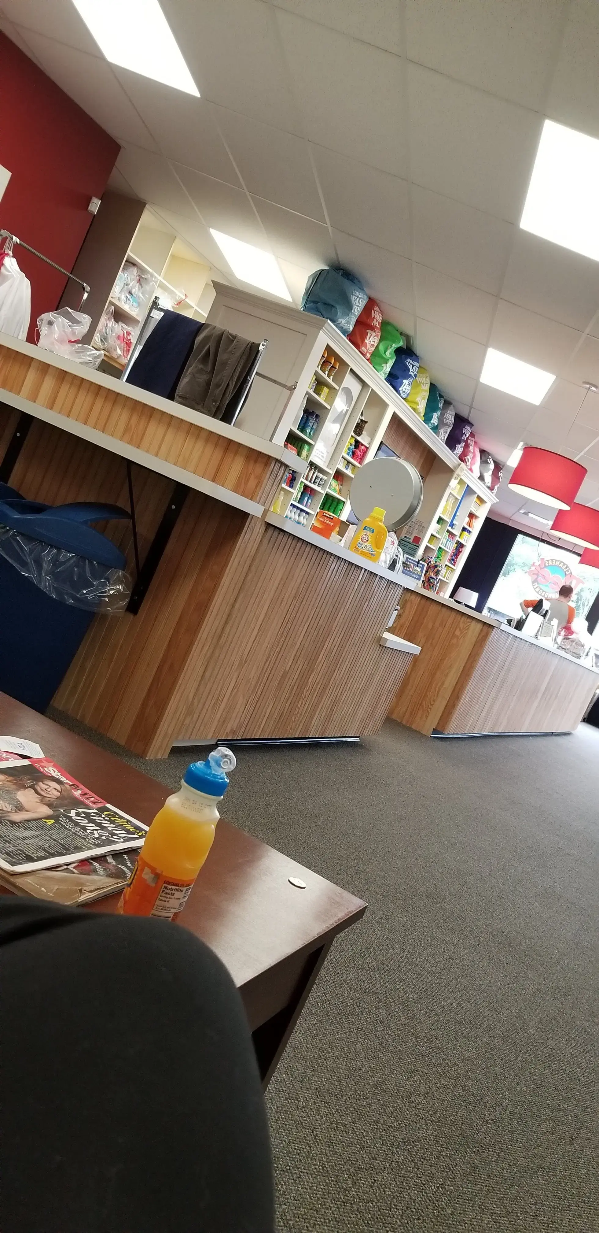 Dee's Cleaners & Laundromat - Image 13