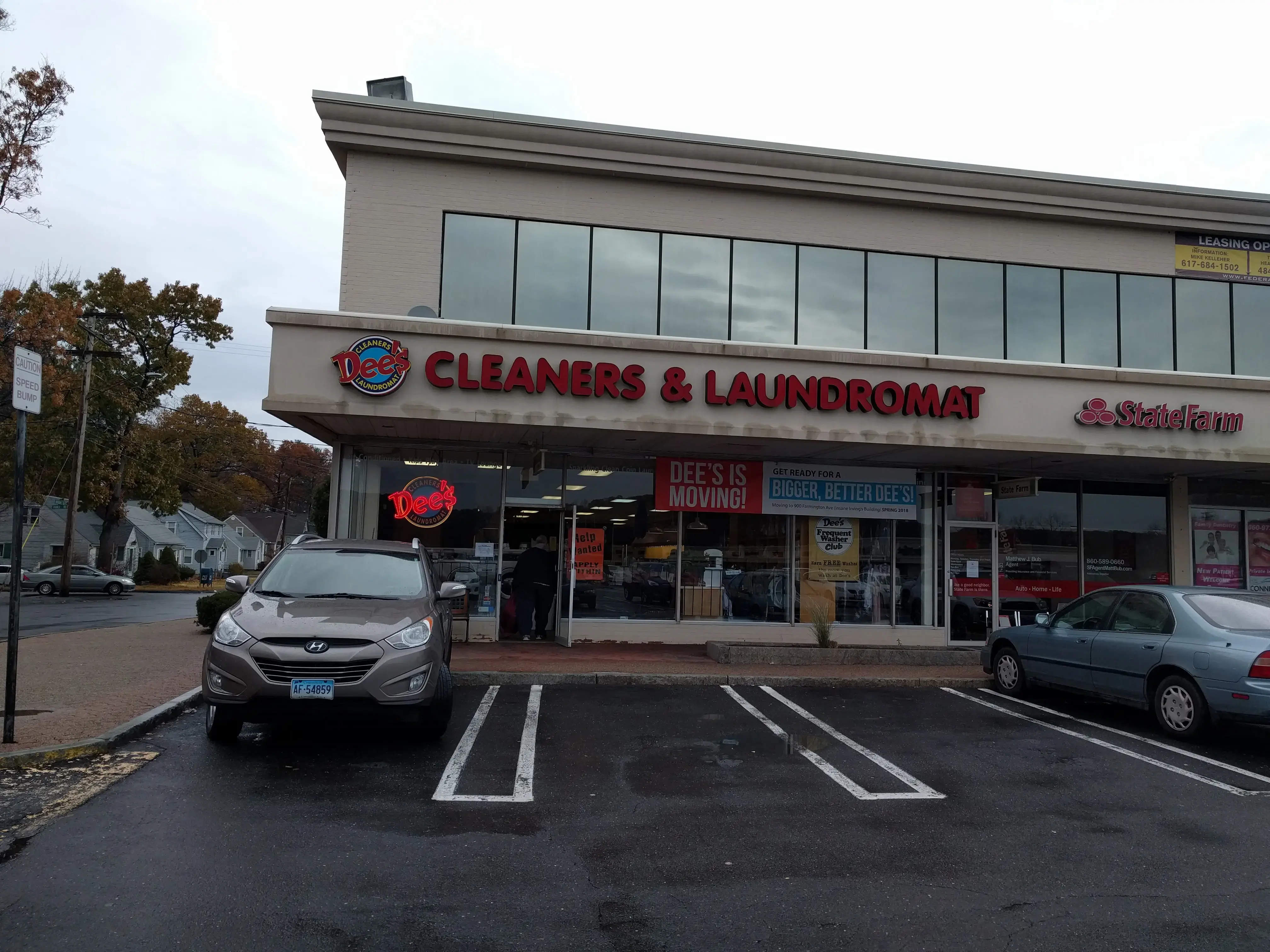 Dee's Cleaners & Laundromat - Image 14