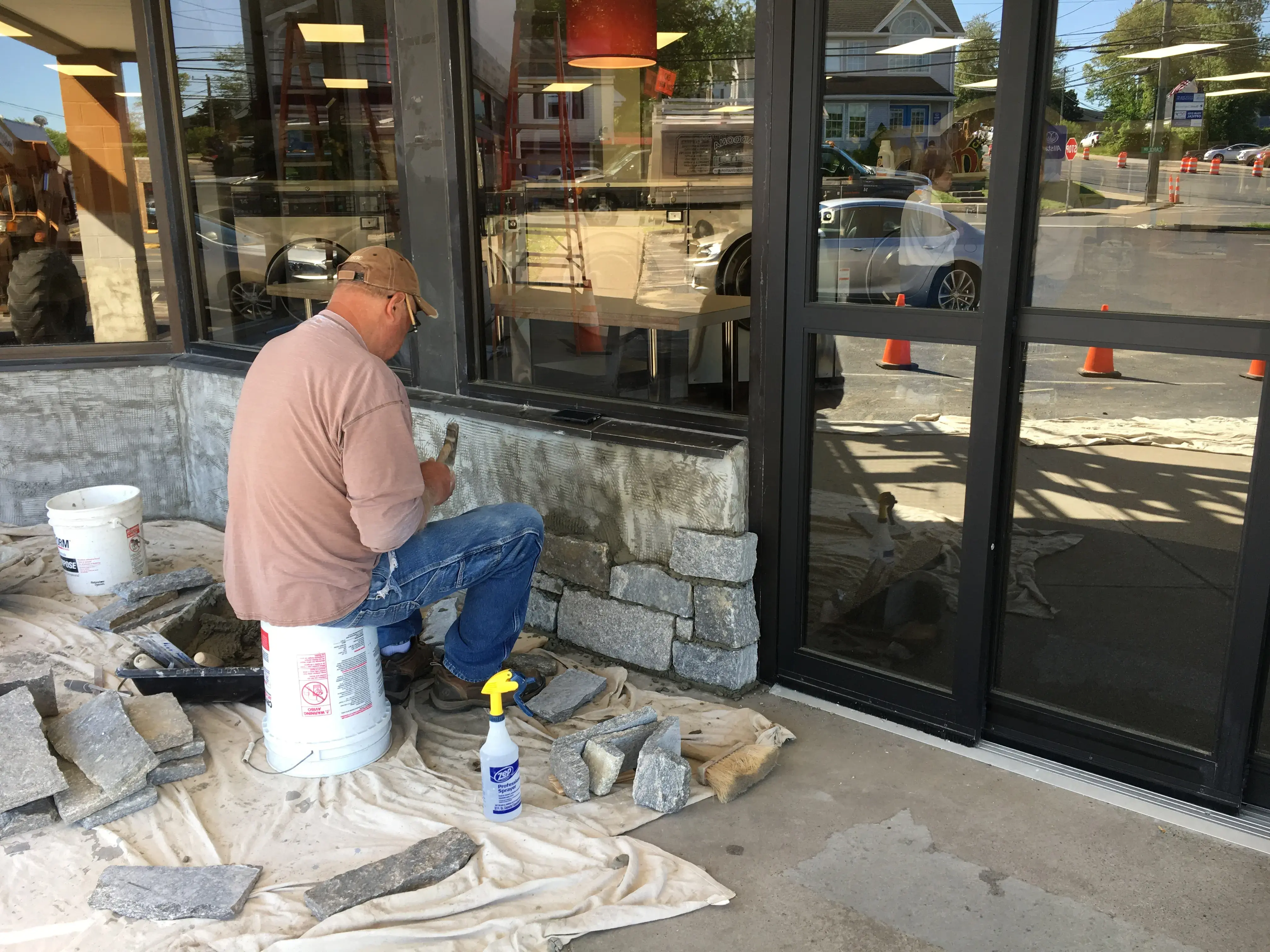 Dee's Cleaners & Laundromat - Image 10