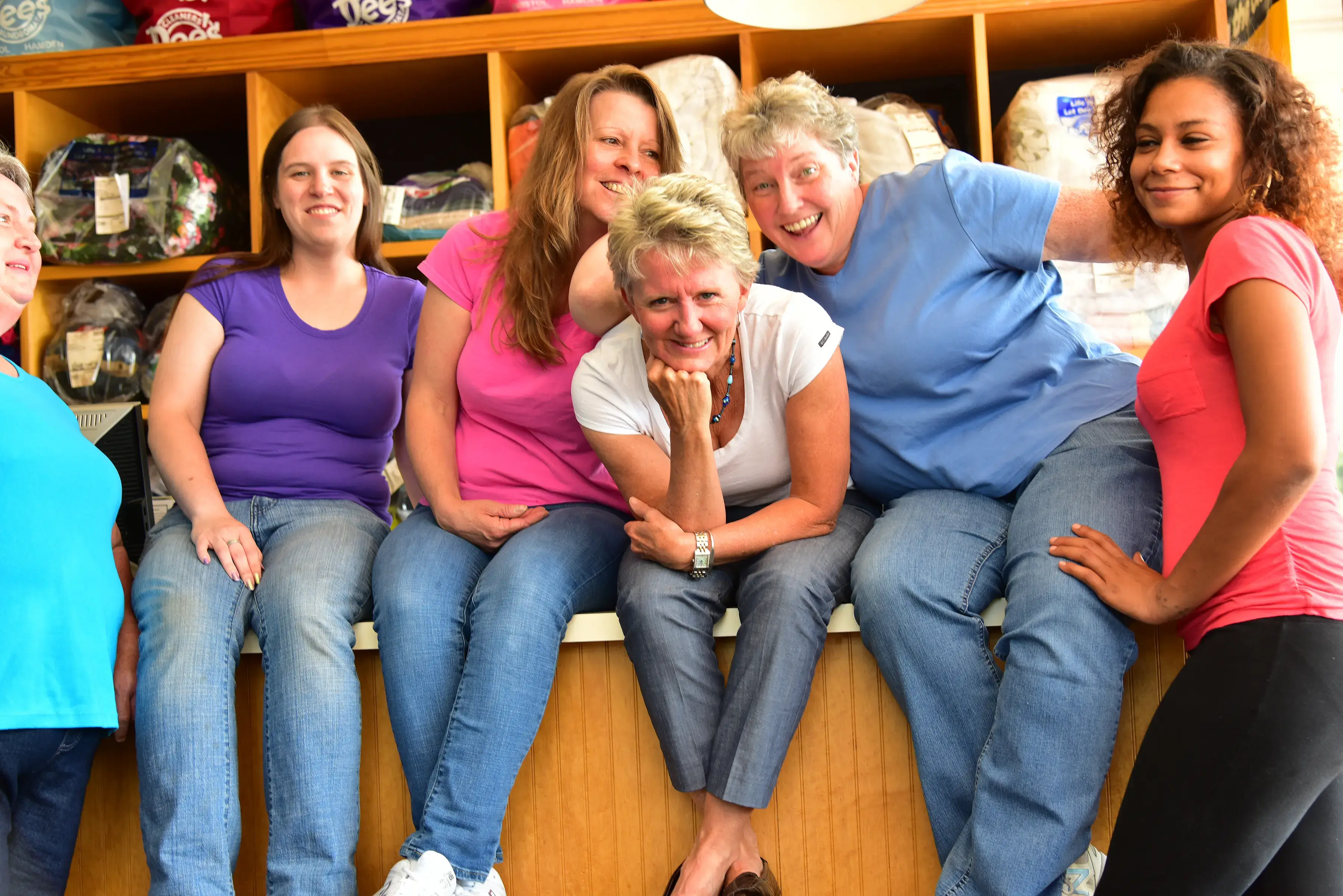 Dee's Cleaners & Laundromat thumbnail 18