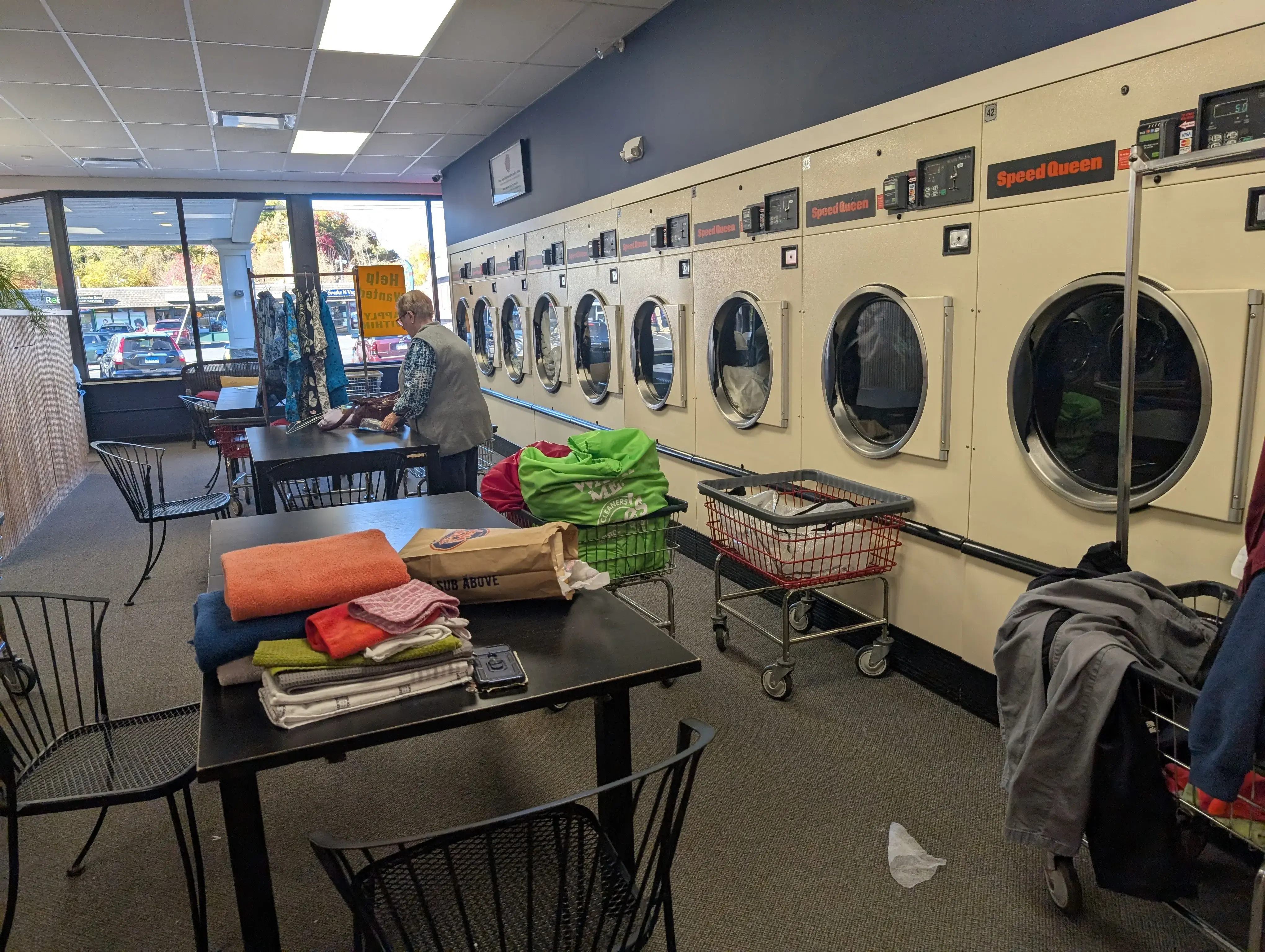 Dee's Cleaners & Laundromat - Image 2