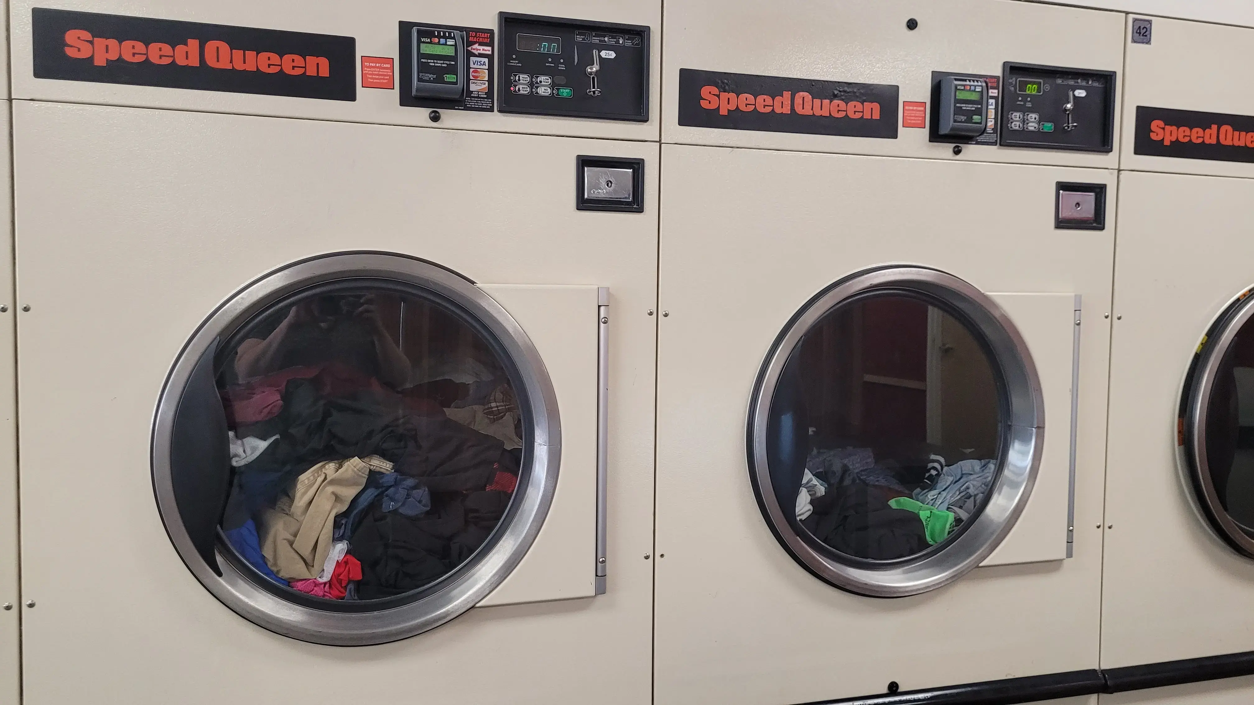 Dee's Cleaners & Laundromat - Image 5