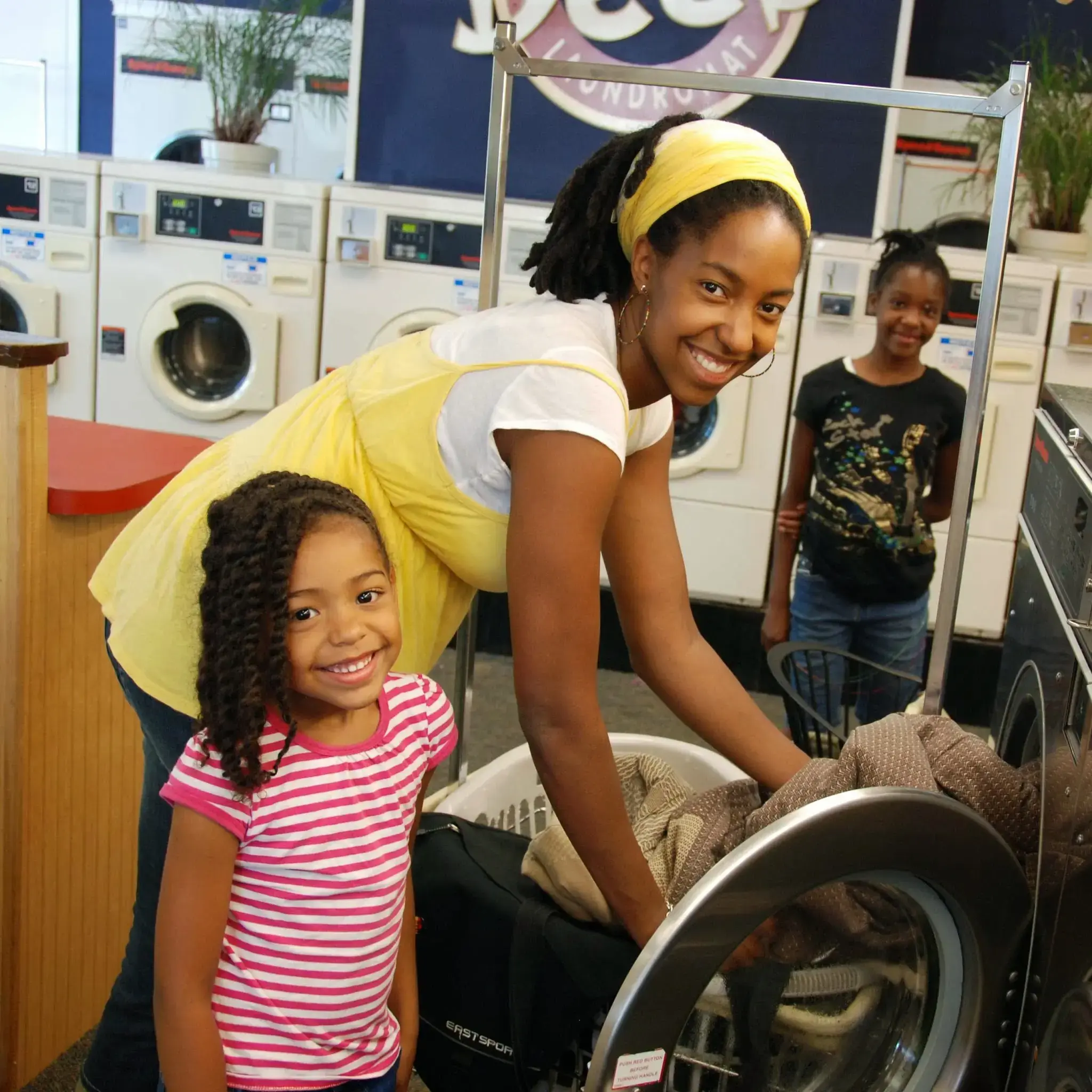 Dee's Cleaners & Laundromat - Image 20