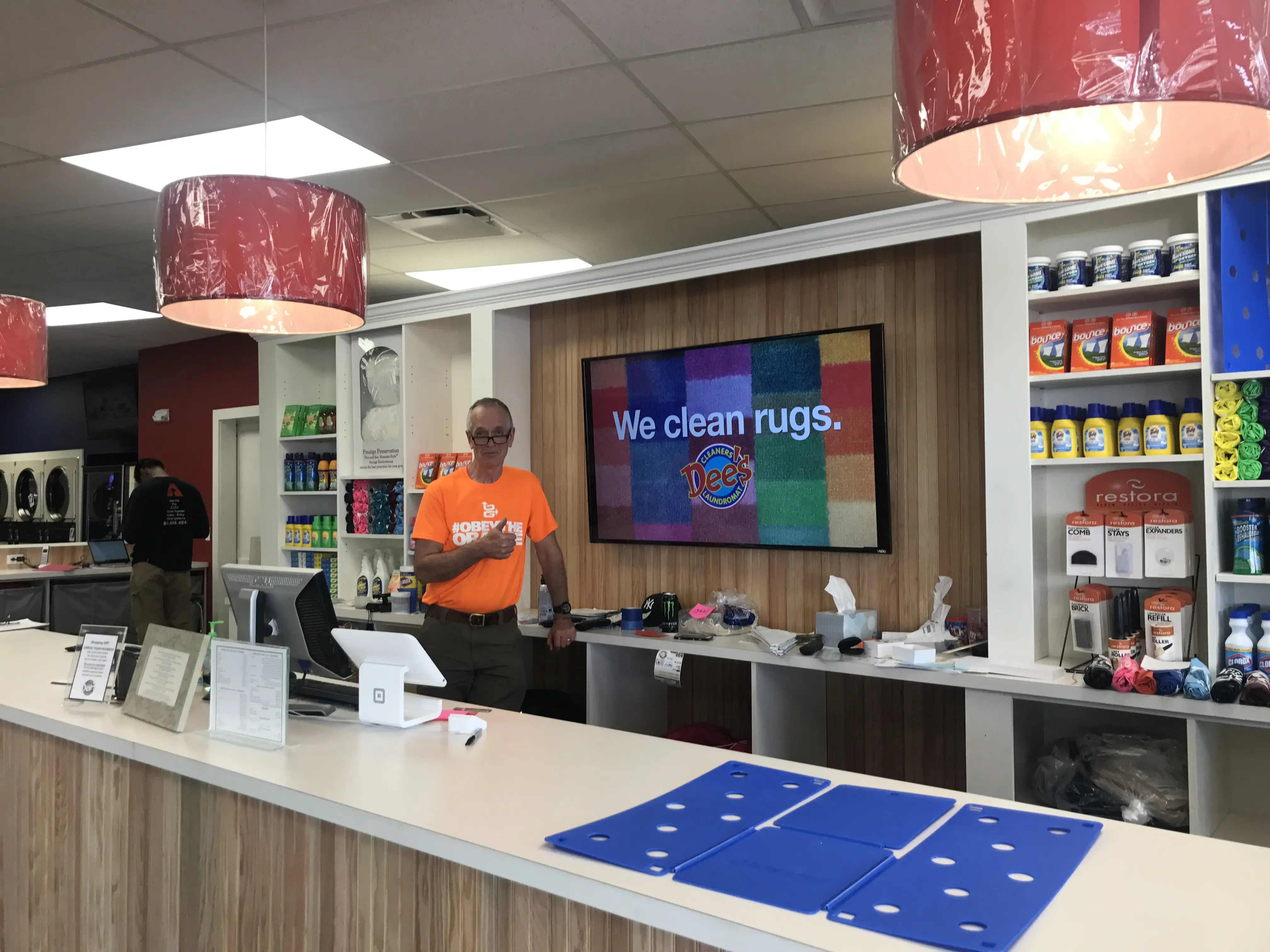Dee's Cleaners & Laundromat - Image 16