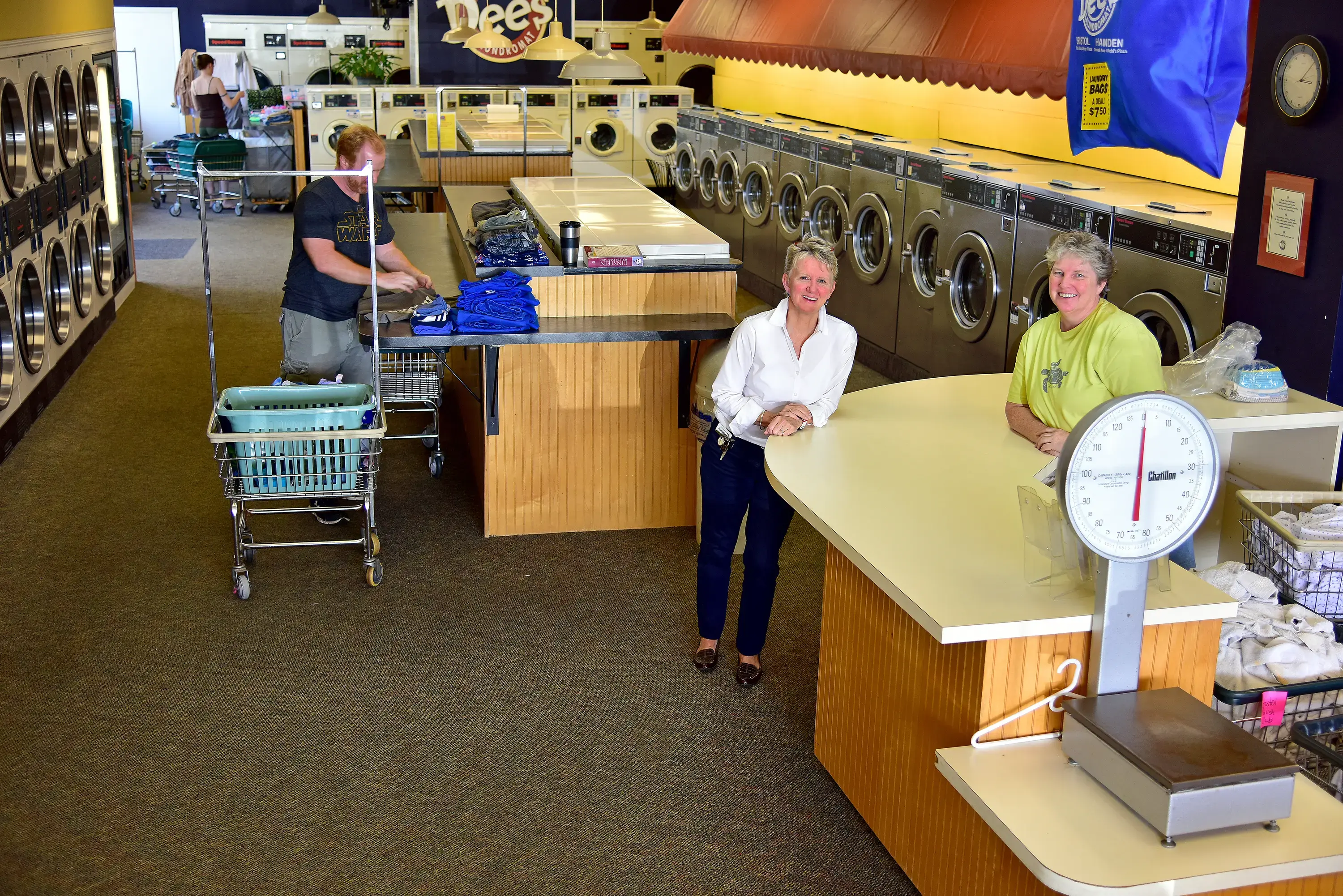 Dee's Cleaners & Laundromat - Image 3