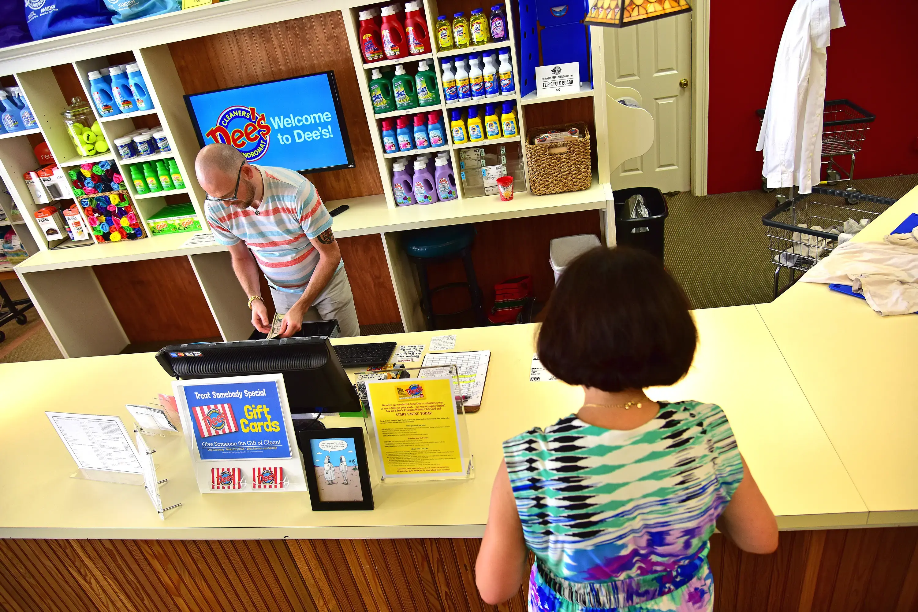 Dee's Cleaners & Laundromat thumbnail 11