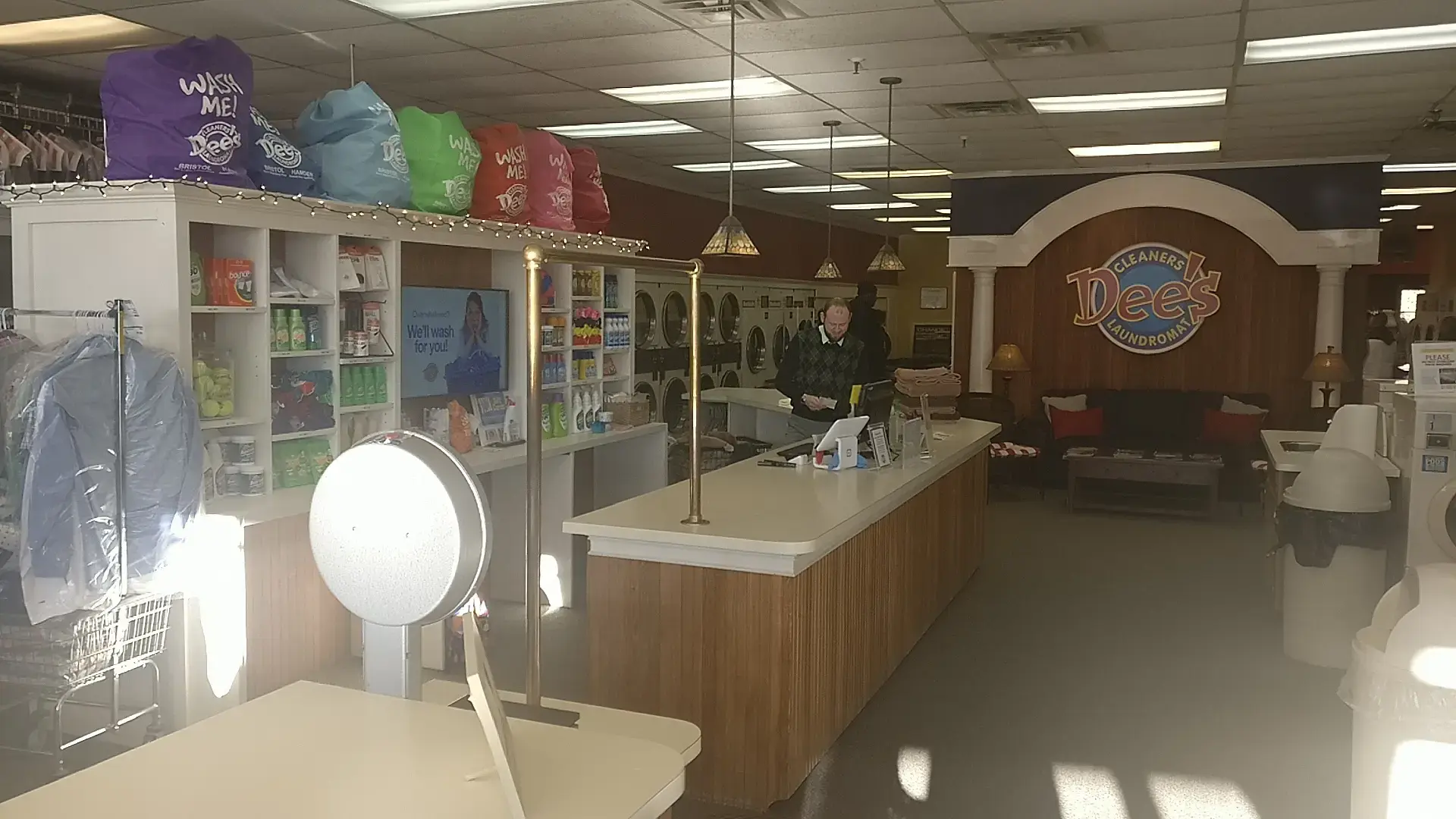 Dee's Cleaners & Laundromat - Image 20