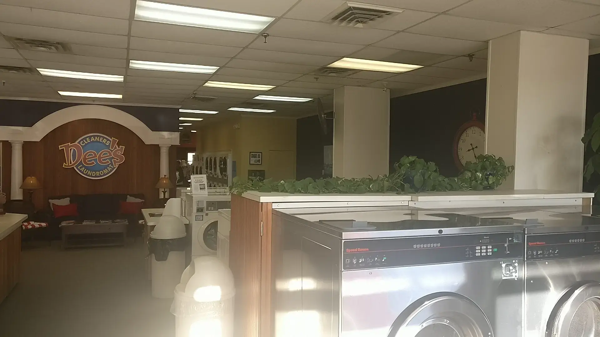 Dee's Cleaners & Laundromat - Image 18
