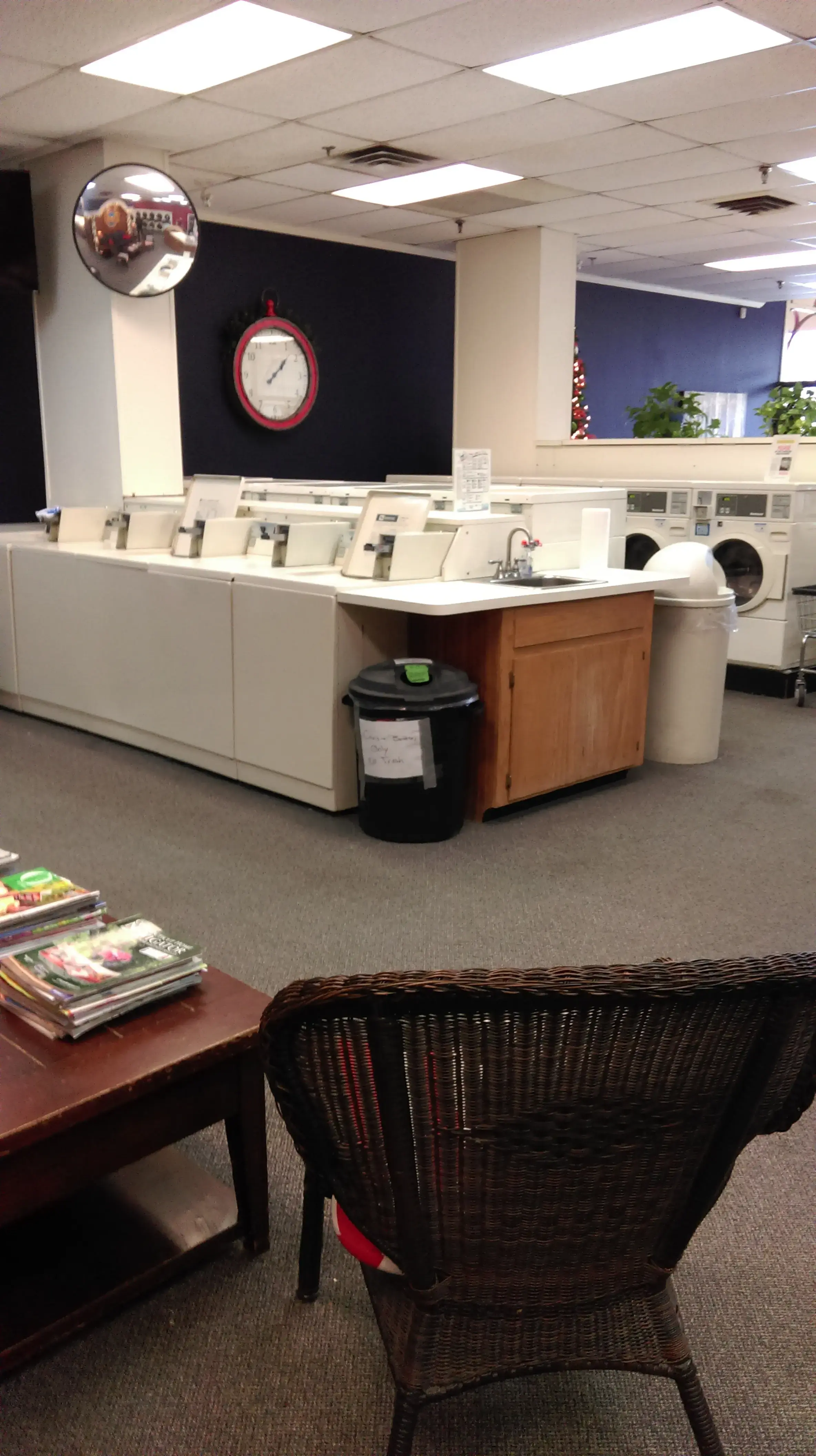 Dee's Cleaners & Laundromat thumbnail 15