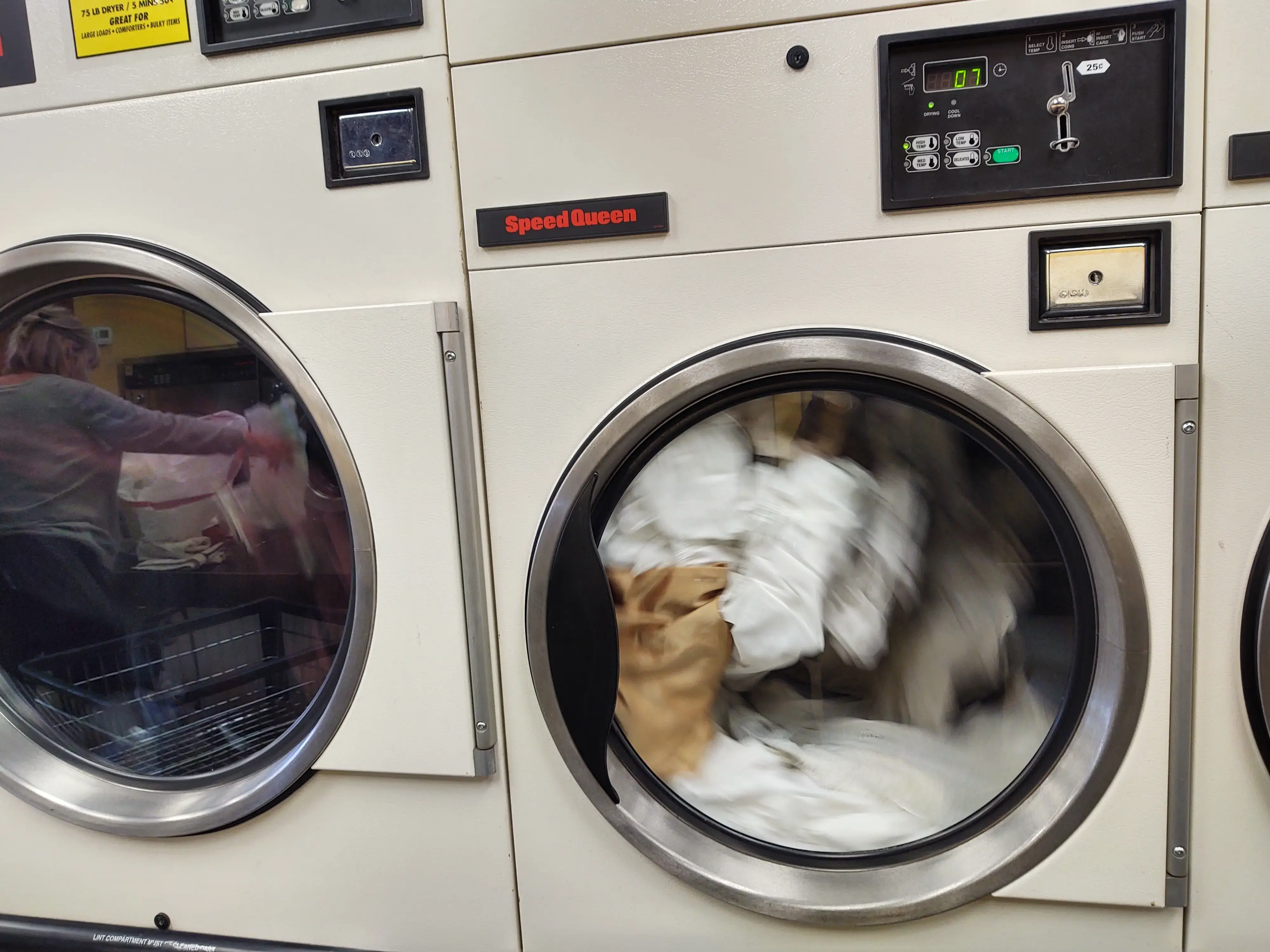 Dee's Cleaners & Laundromat thumbnail 5