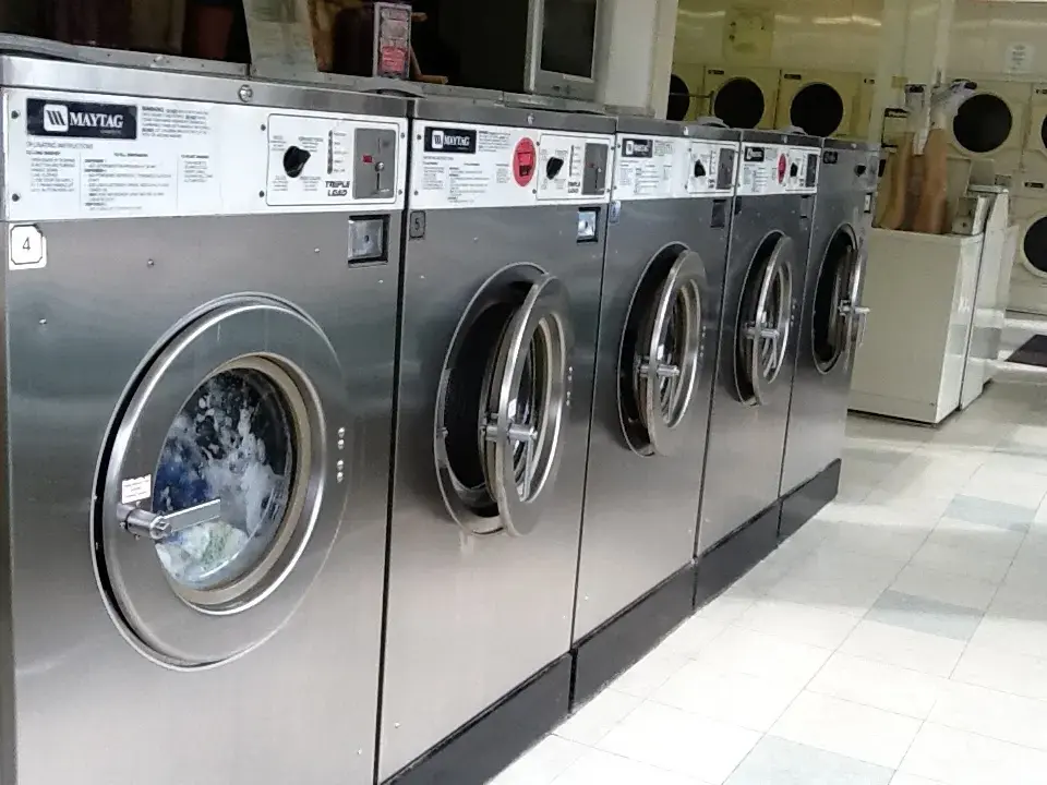Dell's Coin Laundry - Image 1