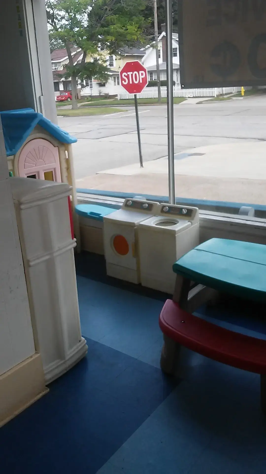 Dell's Coin Laundry - Image 10