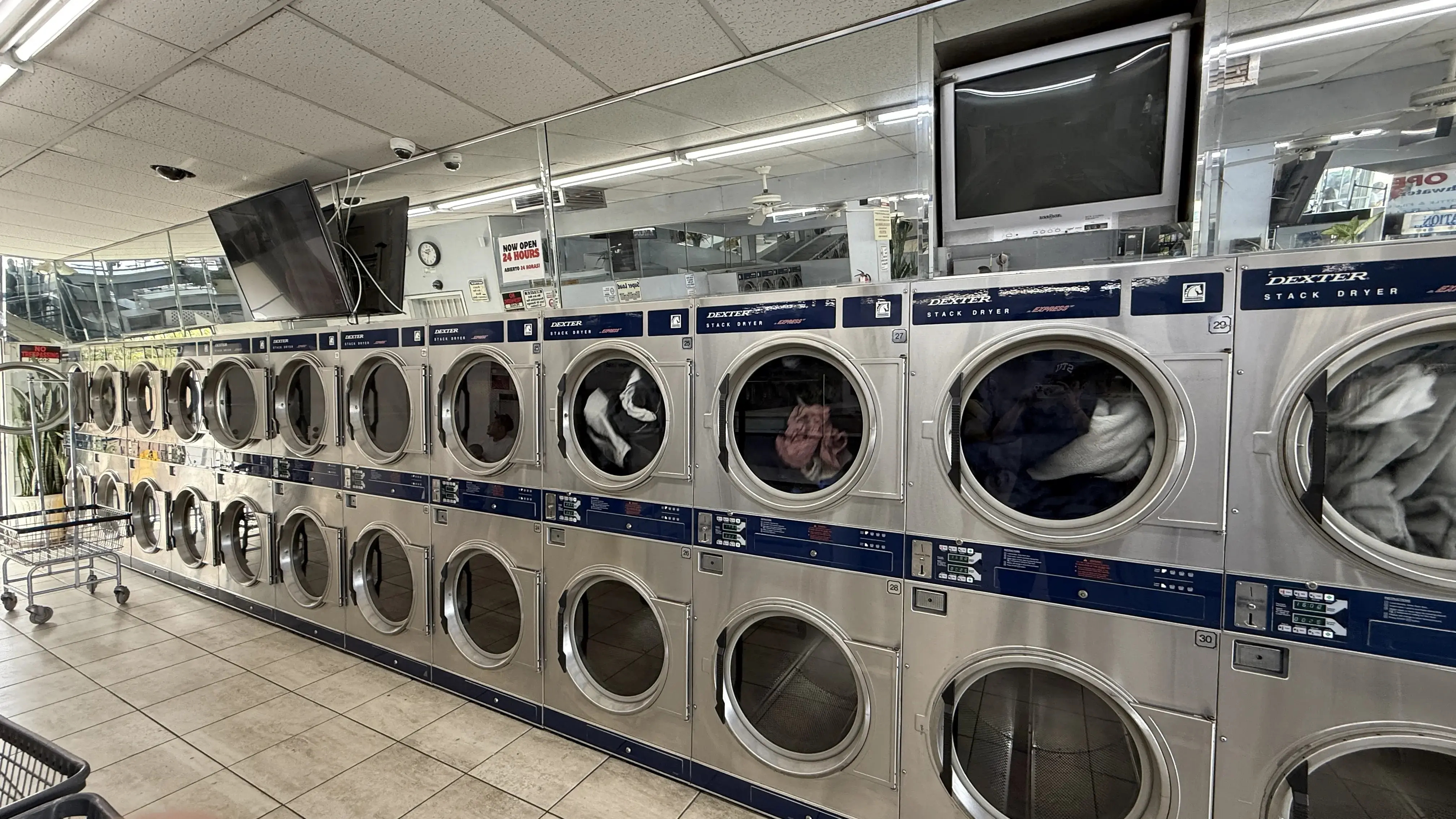 Deluxe Laundromat/ Lavanderia & Water | Open 24 Hours thumbnail 8