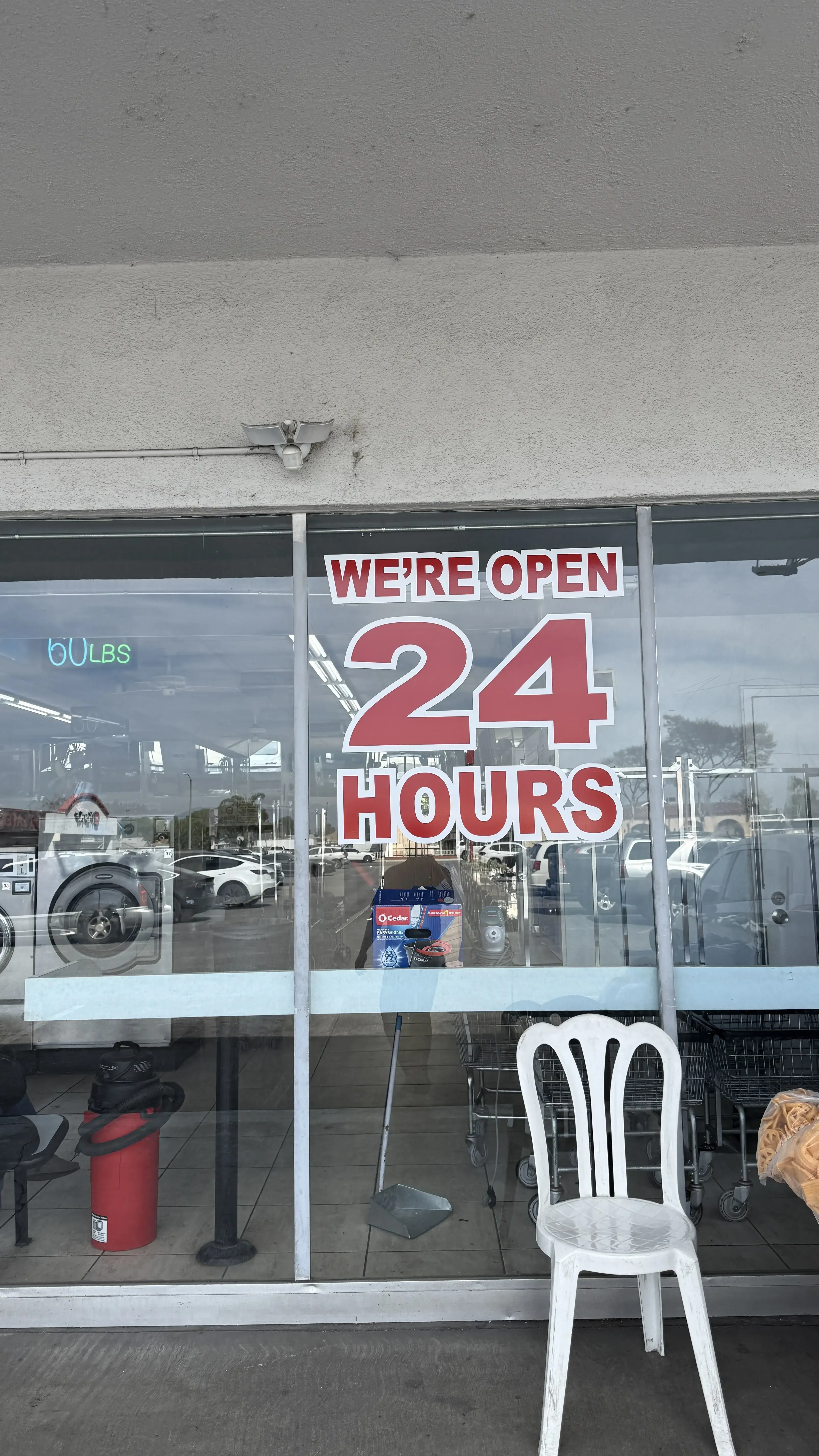 Deluxe Laundromat/ Lavanderia & Water | Open 24 Hours - Image 3