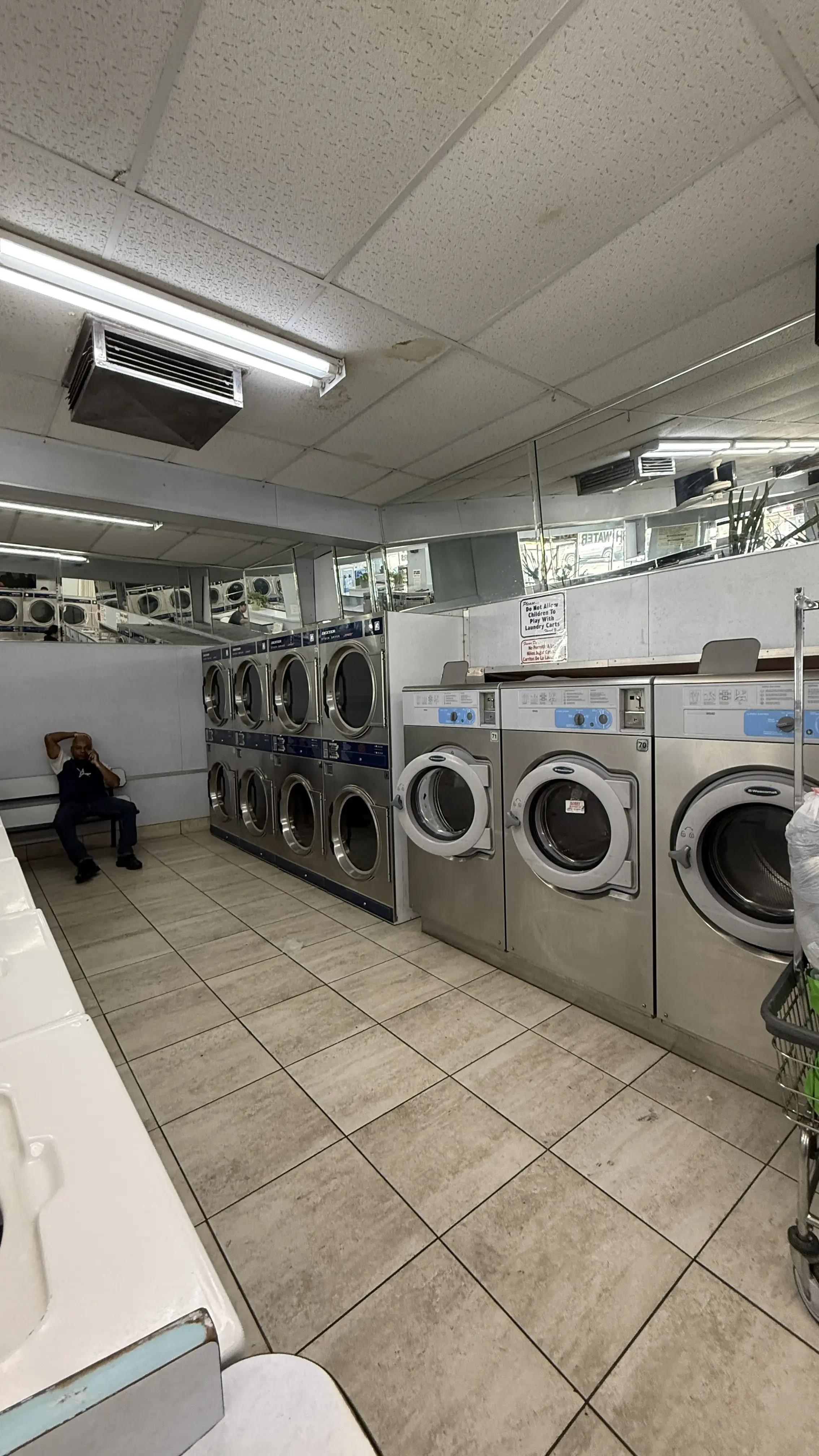 Deluxe Laundromat/ Lavanderia & Water | Open 24 Hours - Image 13