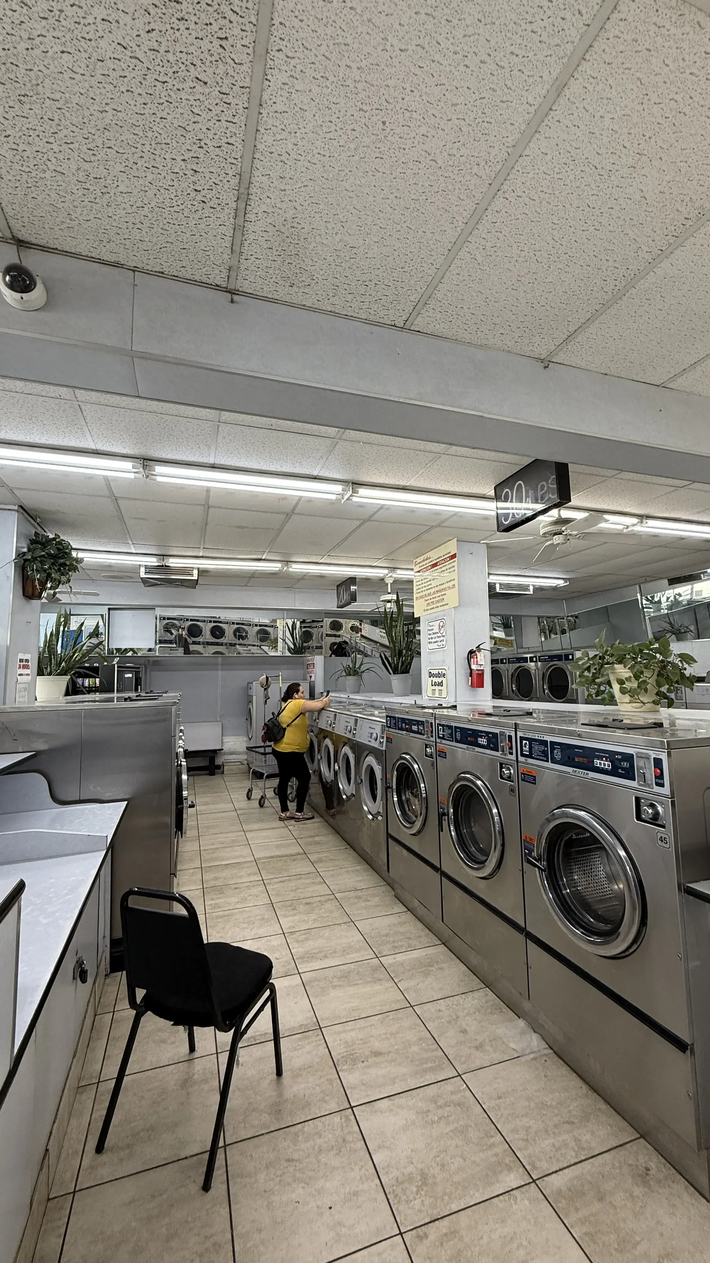 Deluxe Laundromat/ Lavanderia & Water | Open 24 Hours thumbnail 11