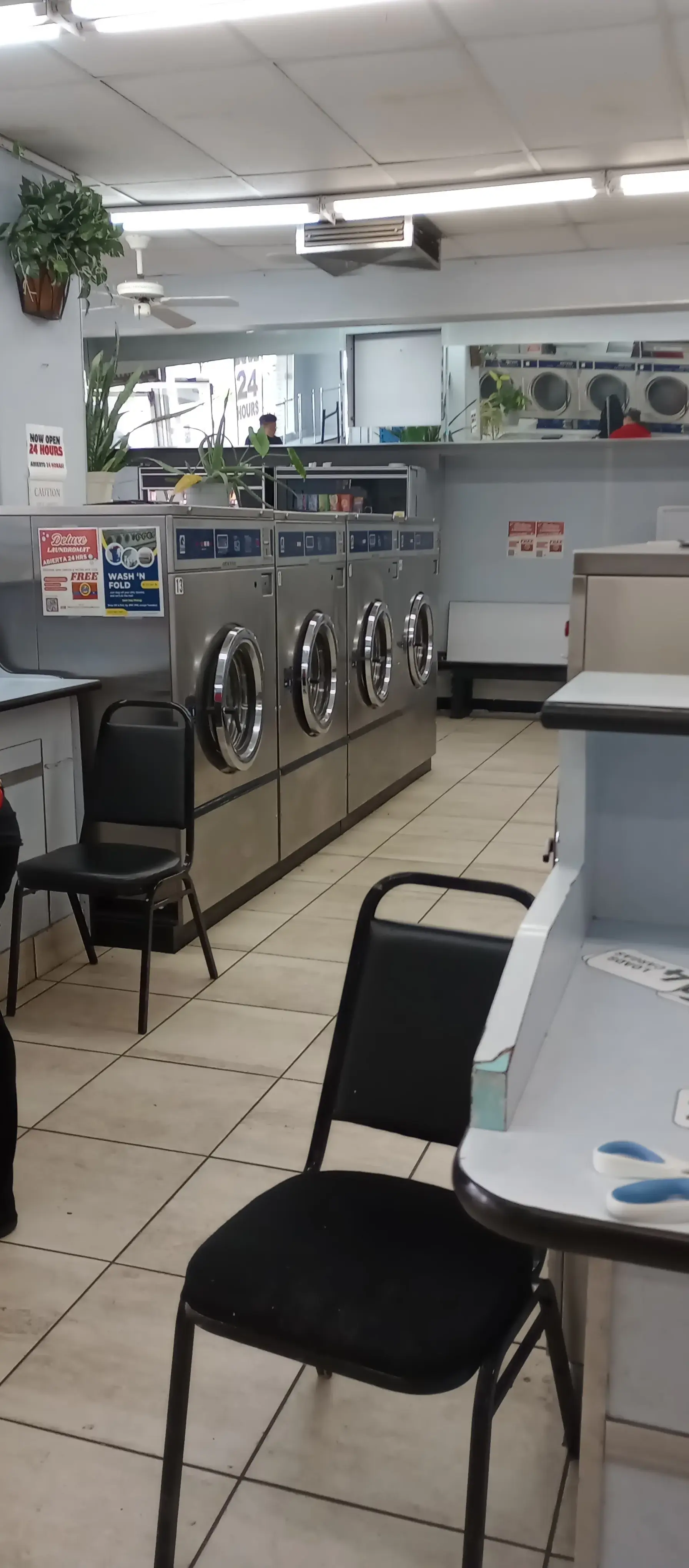 Deluxe Laundromat/ Lavanderia & Water | Open 24 Hours thumbnail 10
