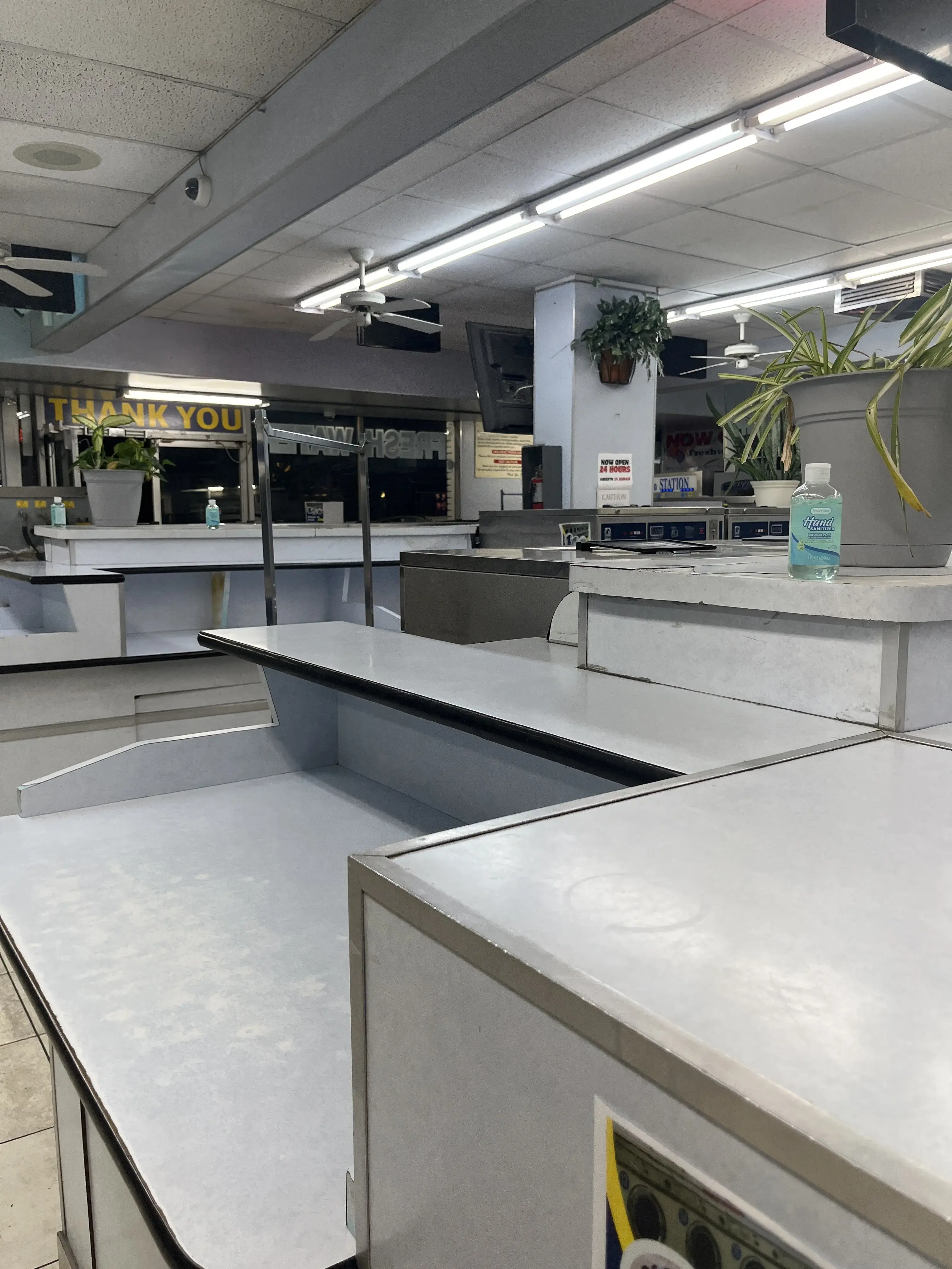 Deluxe Laundromat/ Lavanderia & Water | Open 24 Hours - Image 5