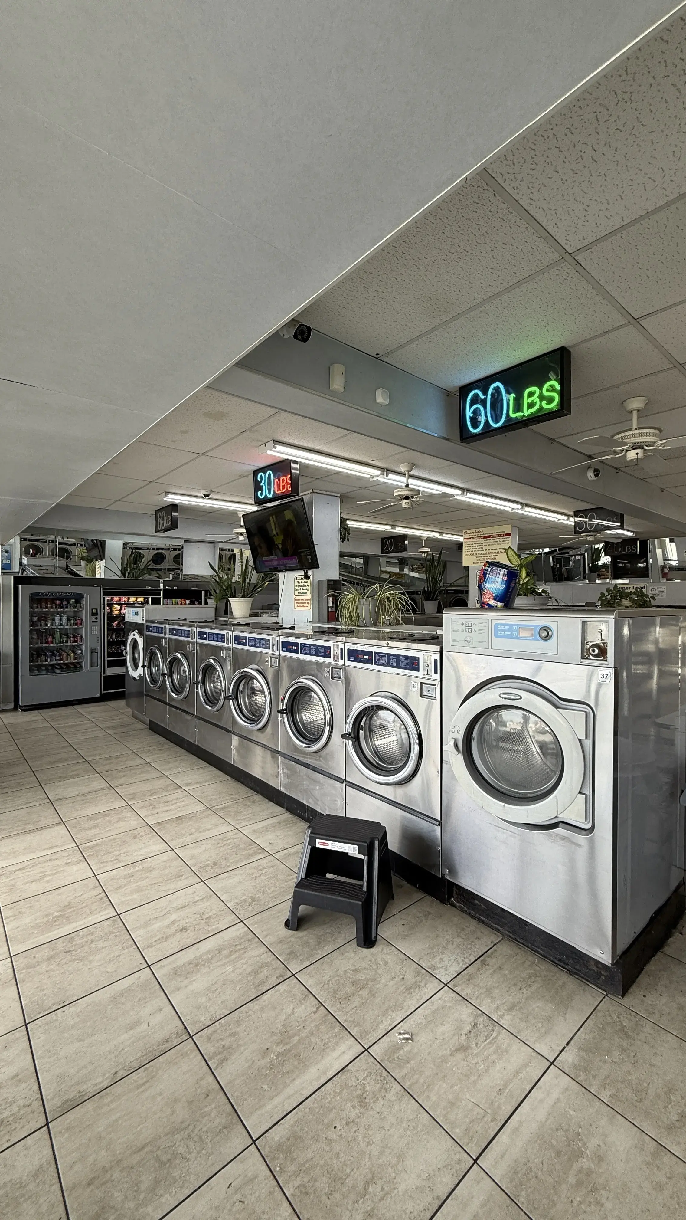 Deluxe Laundromat/ Lavanderia & Water | Open 24 Hours thumbnail 9