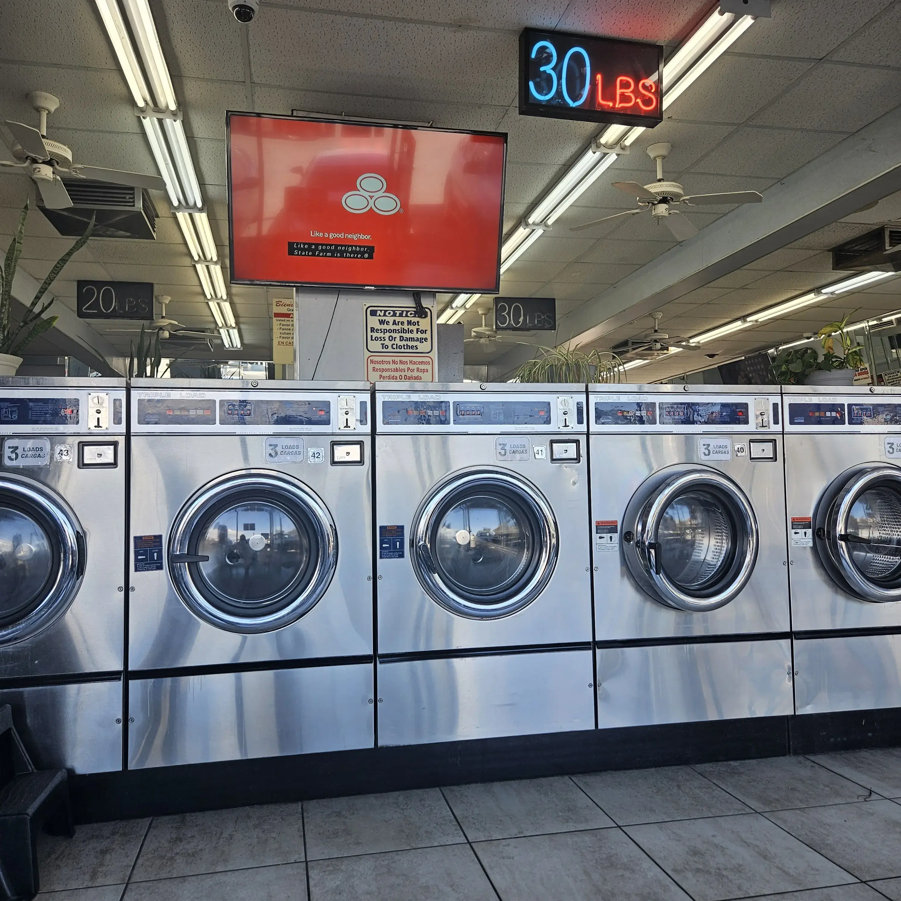 Deluxe Laundromat/ Lavanderia & Water | Open 24 Hours thumbnail 2