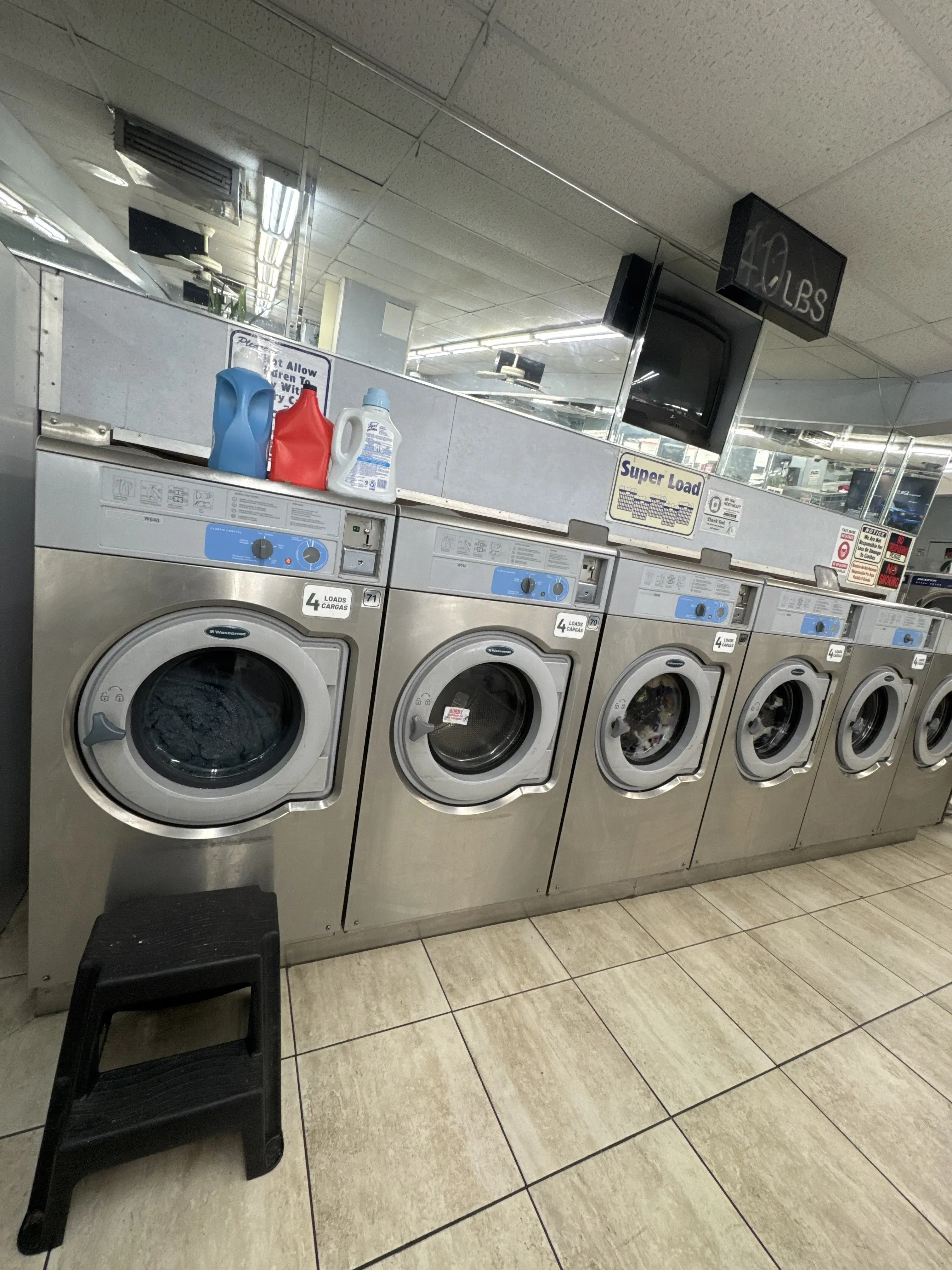 Deluxe Laundromat/ Lavanderia & Water | Open 24 Hours thumbnail 12