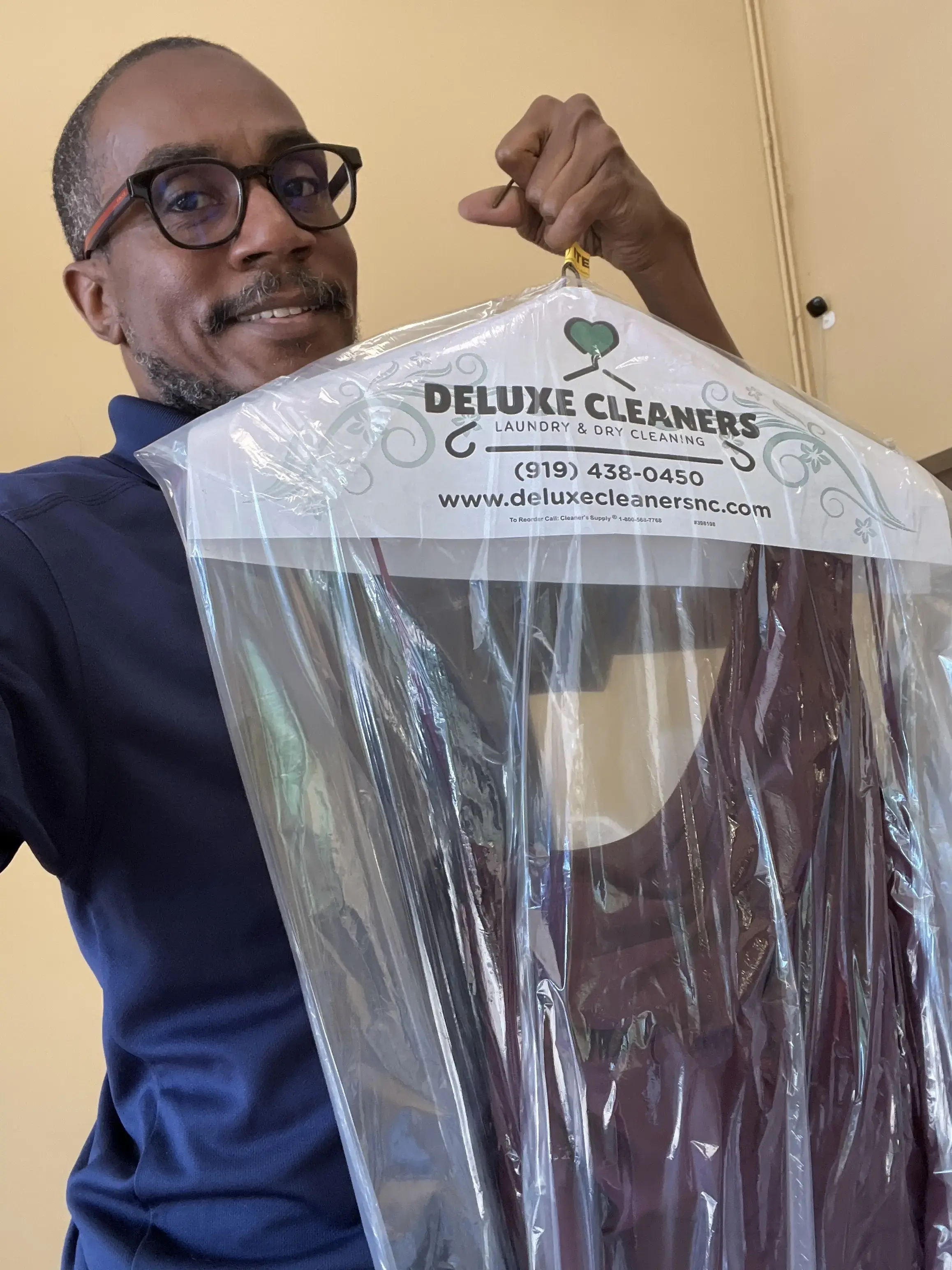 Deluxe Laundry and Dry Cleaners thumbnail 18