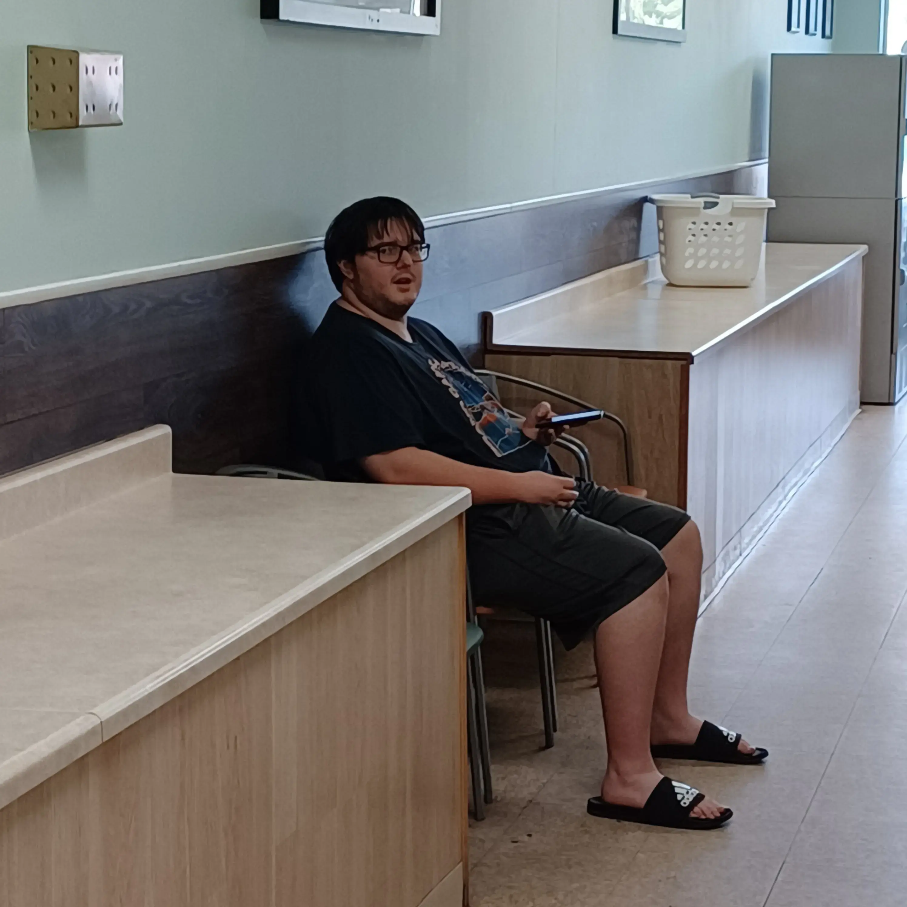 Denier Laundromat - Image 9