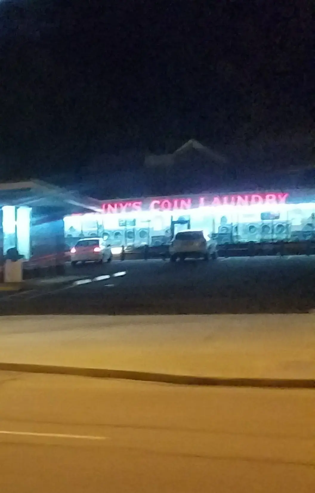 Denny's Coin Laundry - Image 10