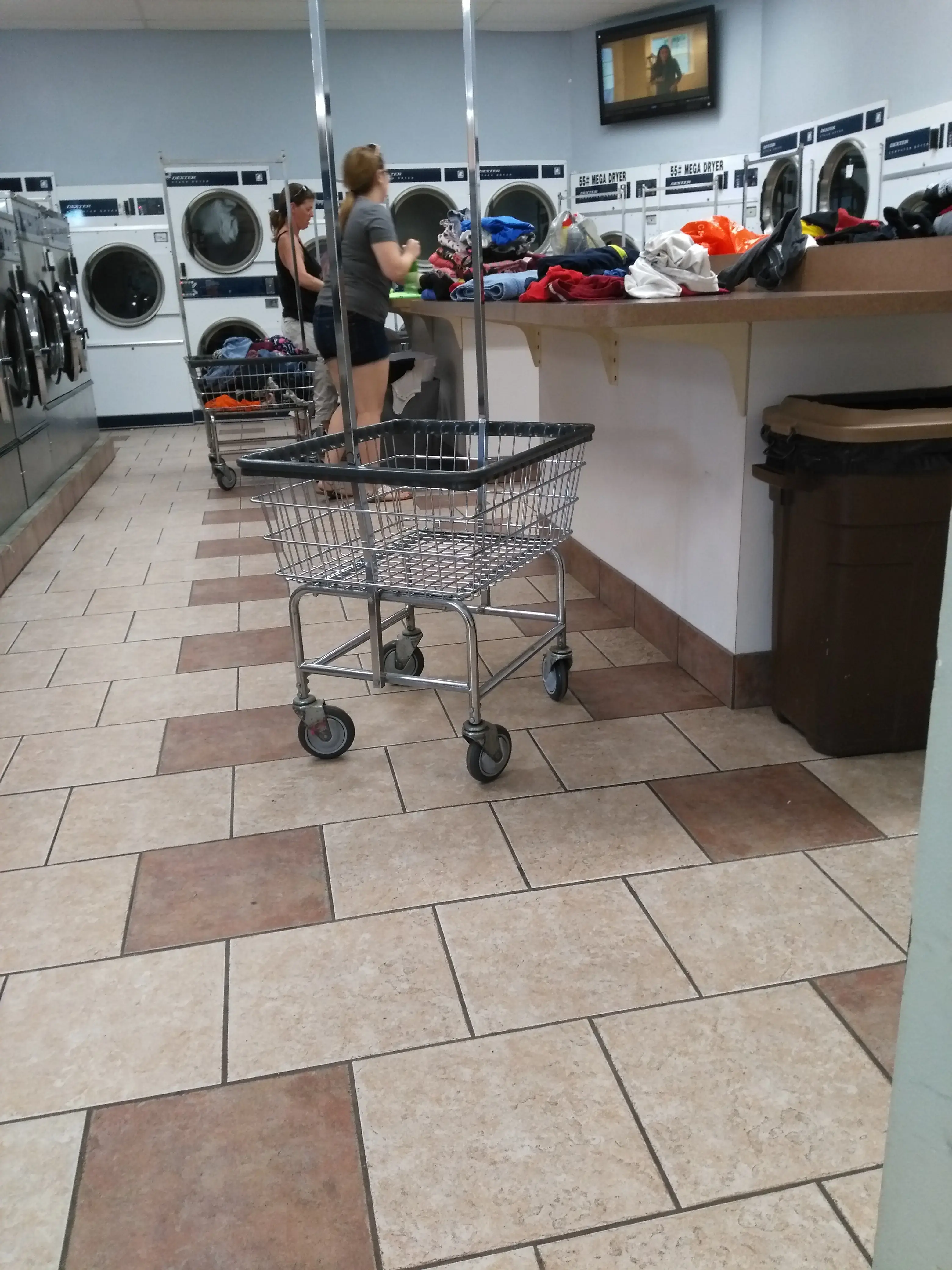 Dix Avenue Laundromat thumbnail 16