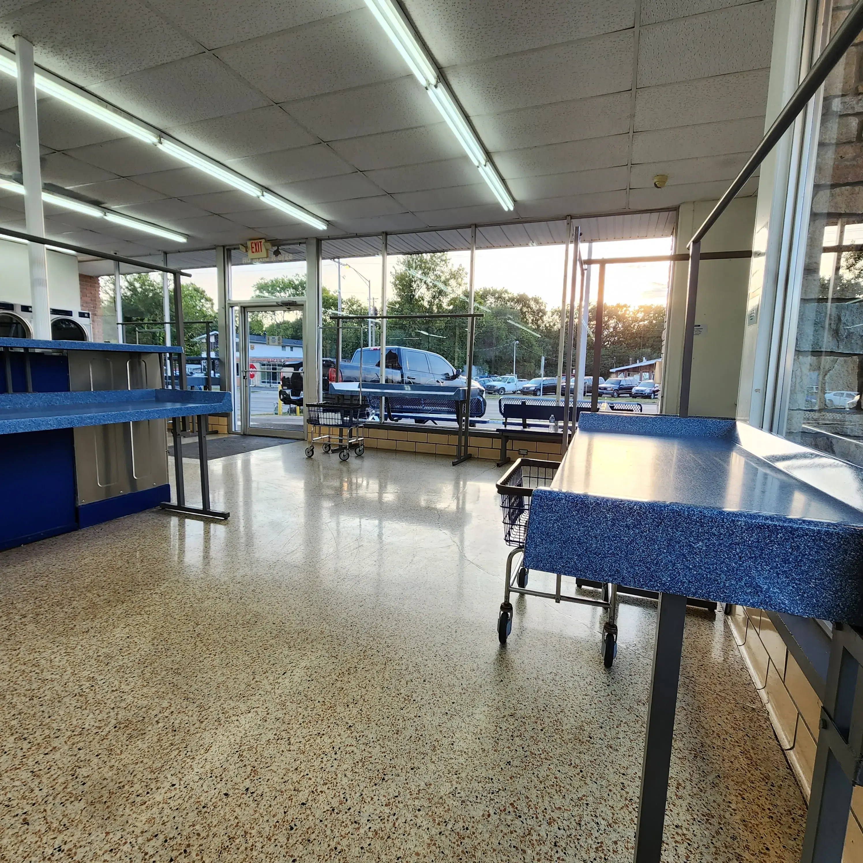 Dixie Quick Wash Laundromat - Image 7