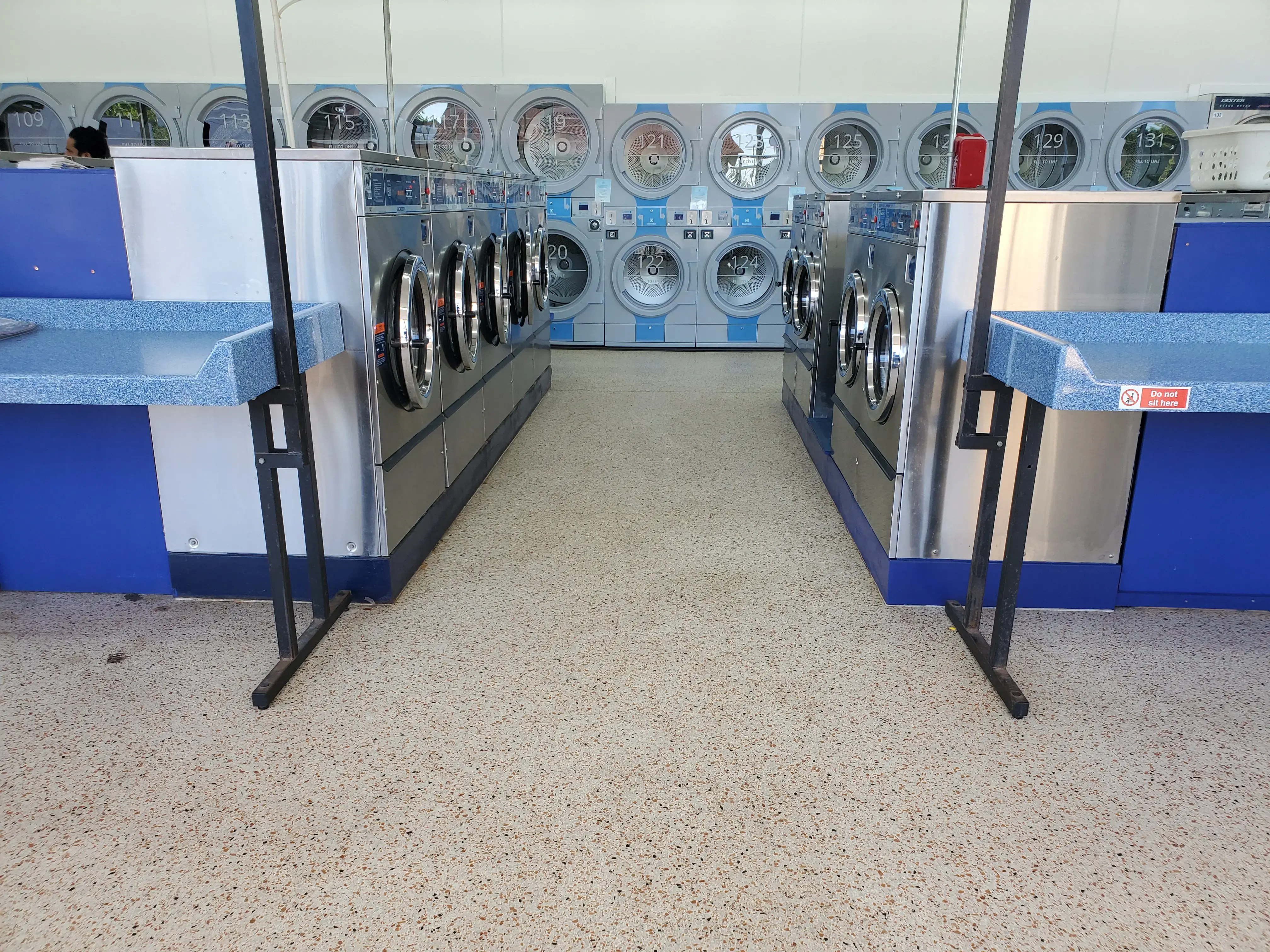 Dixie Quick Wash Laundromat - Image 20