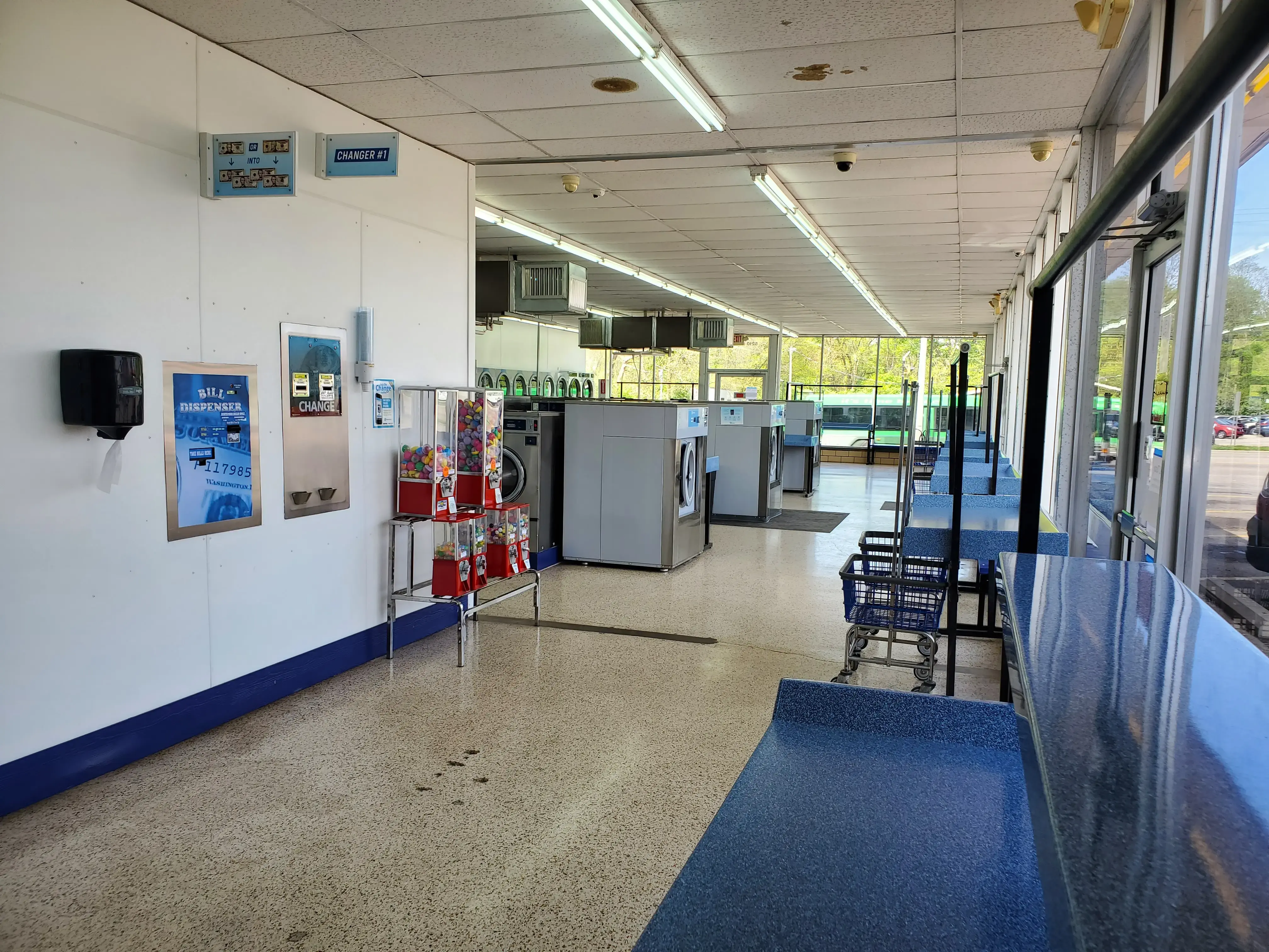 Dixie Quick Wash Laundromat - Image 14