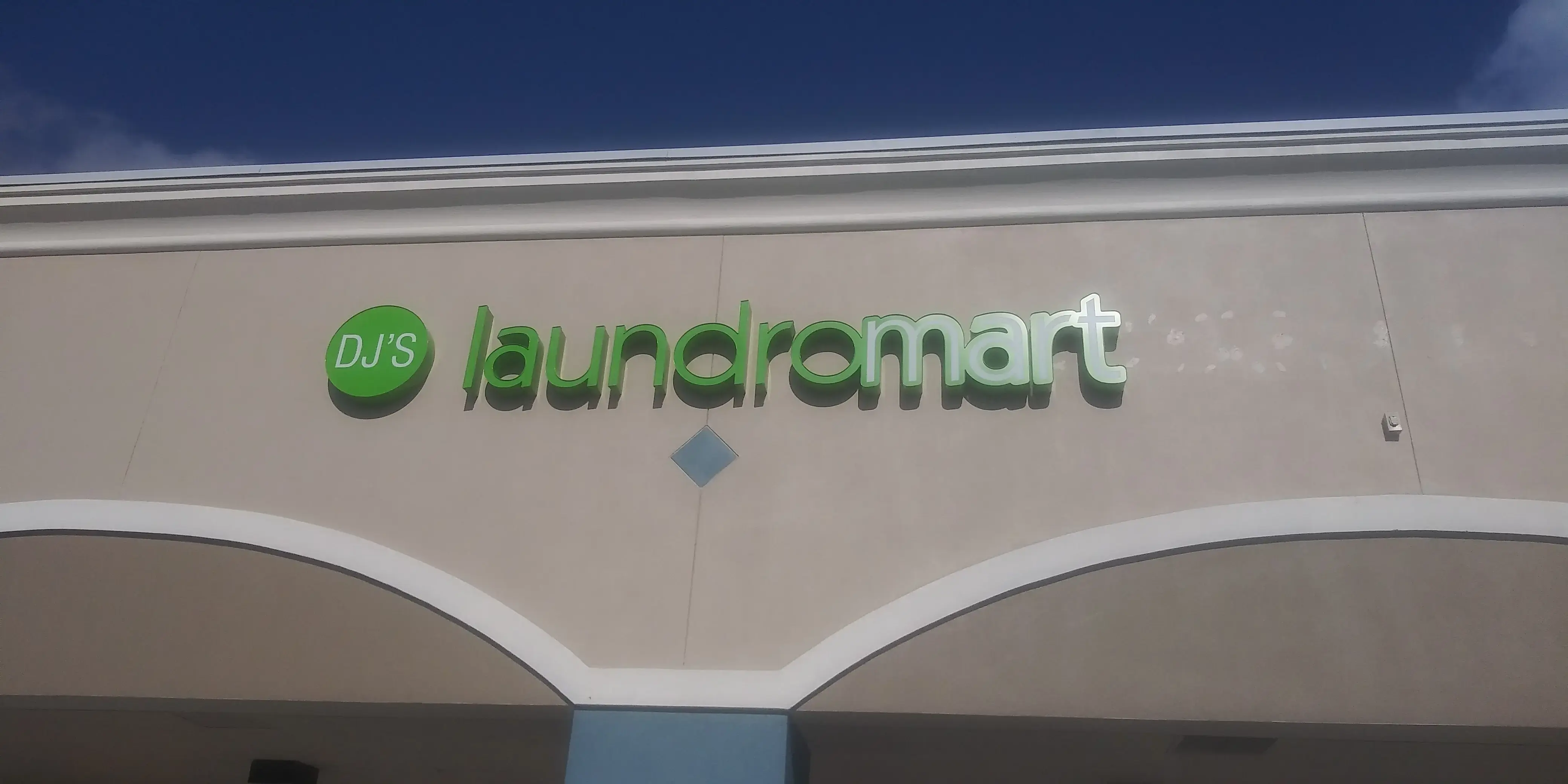 DJ's Laundromart - Image 18