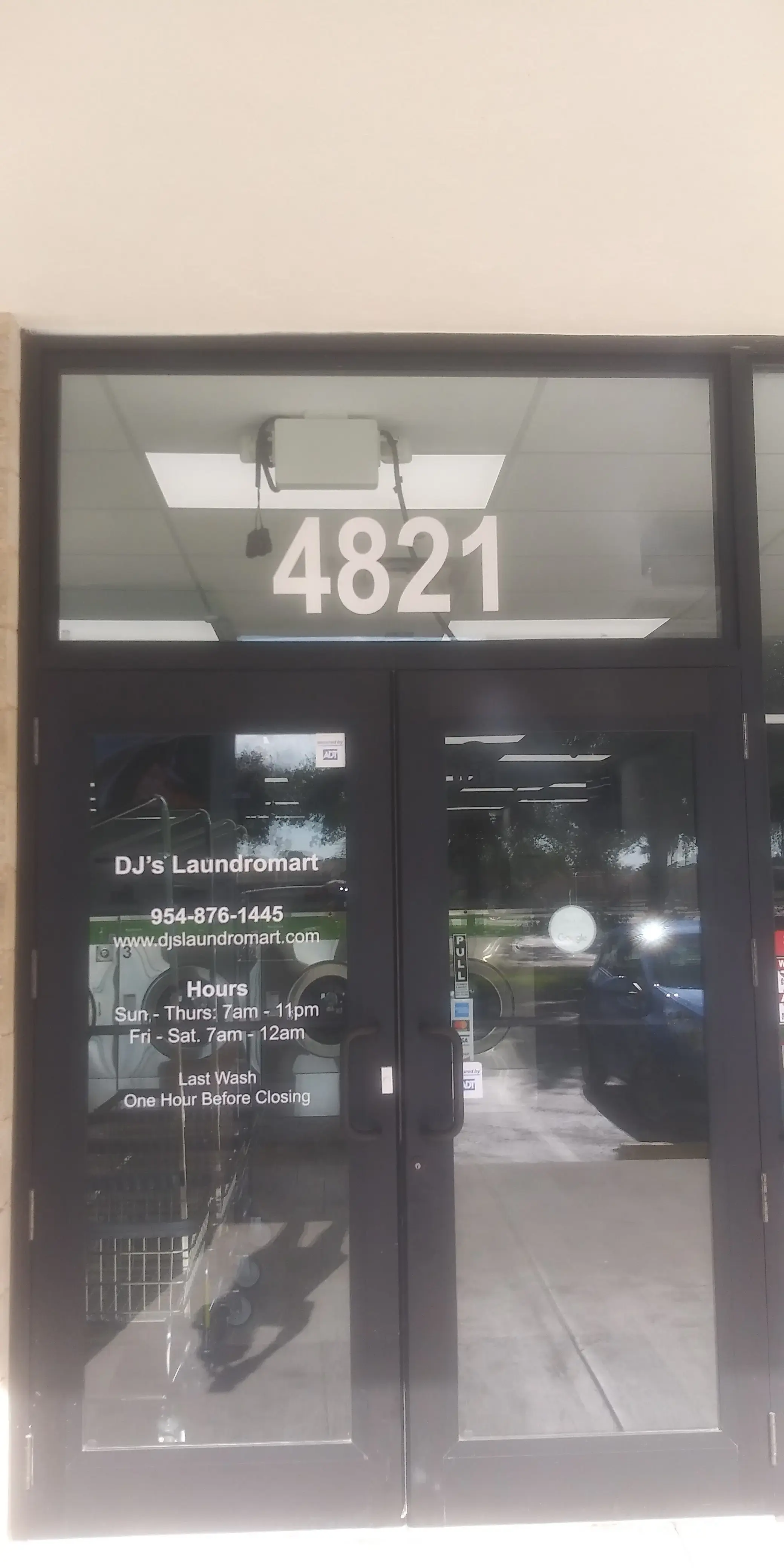 DJ's Laundromart - Image 17