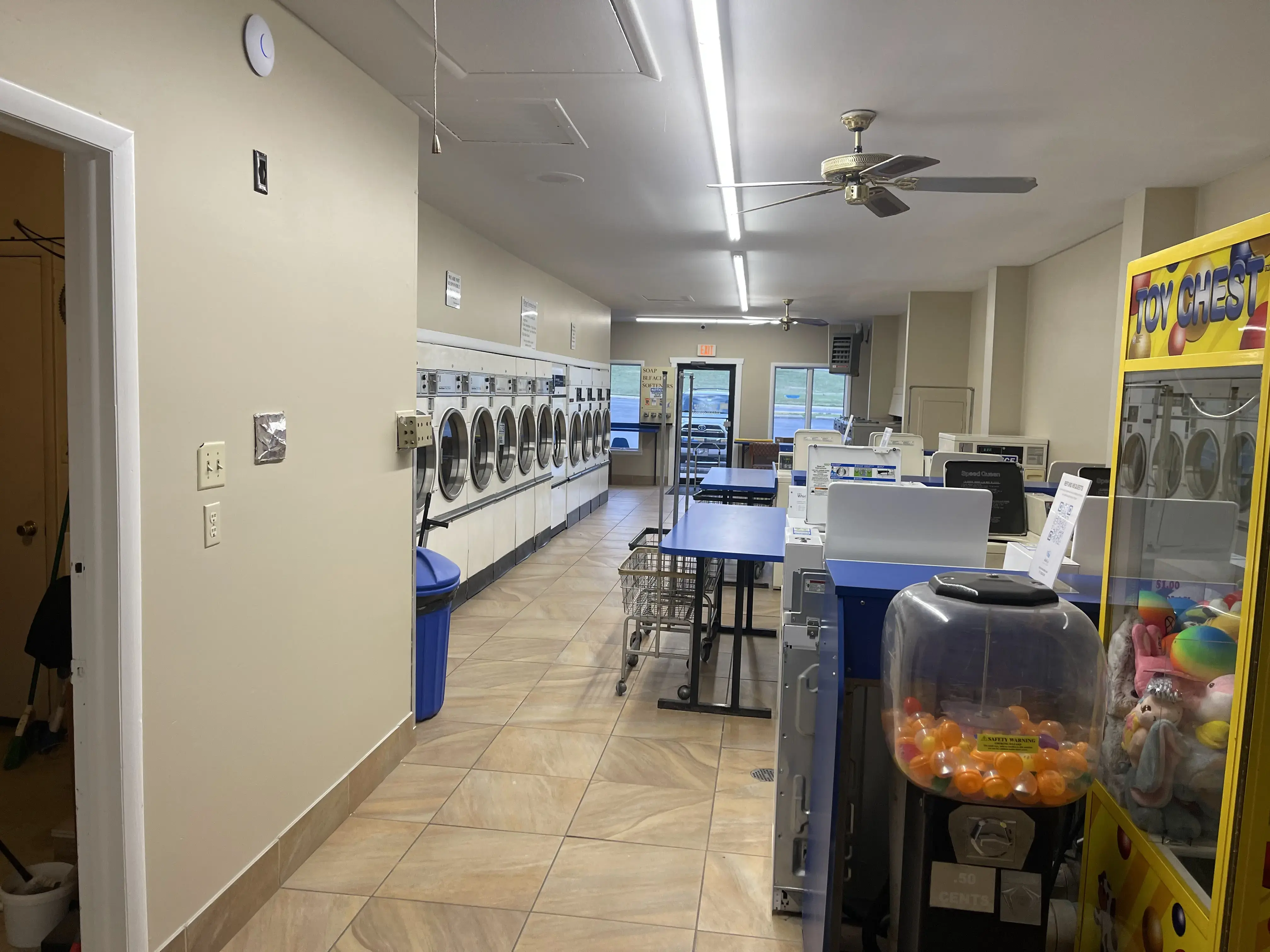 Dolly's Coin Laundry - Image 16