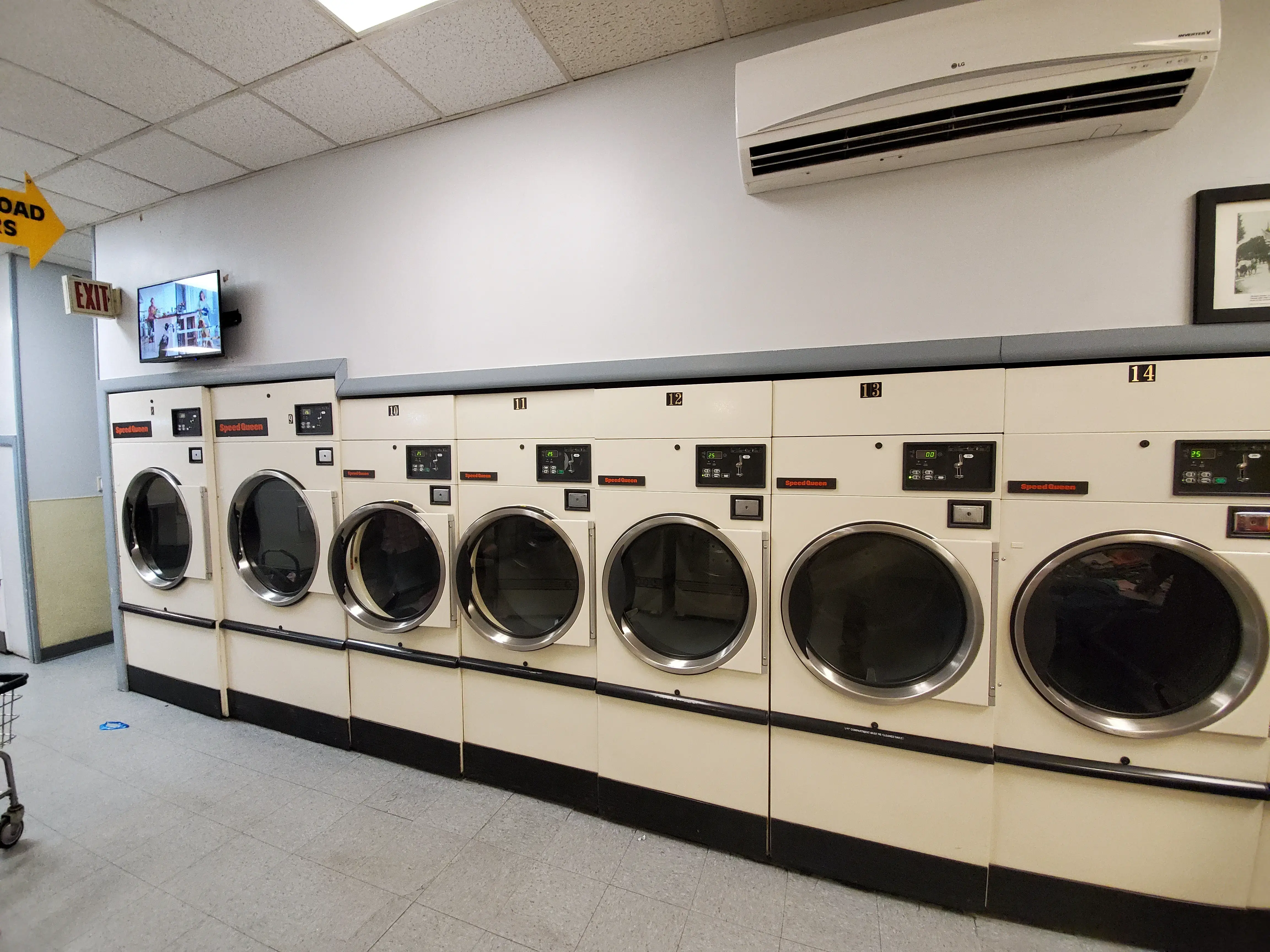 Dolly's Laundromat thumbnail 17