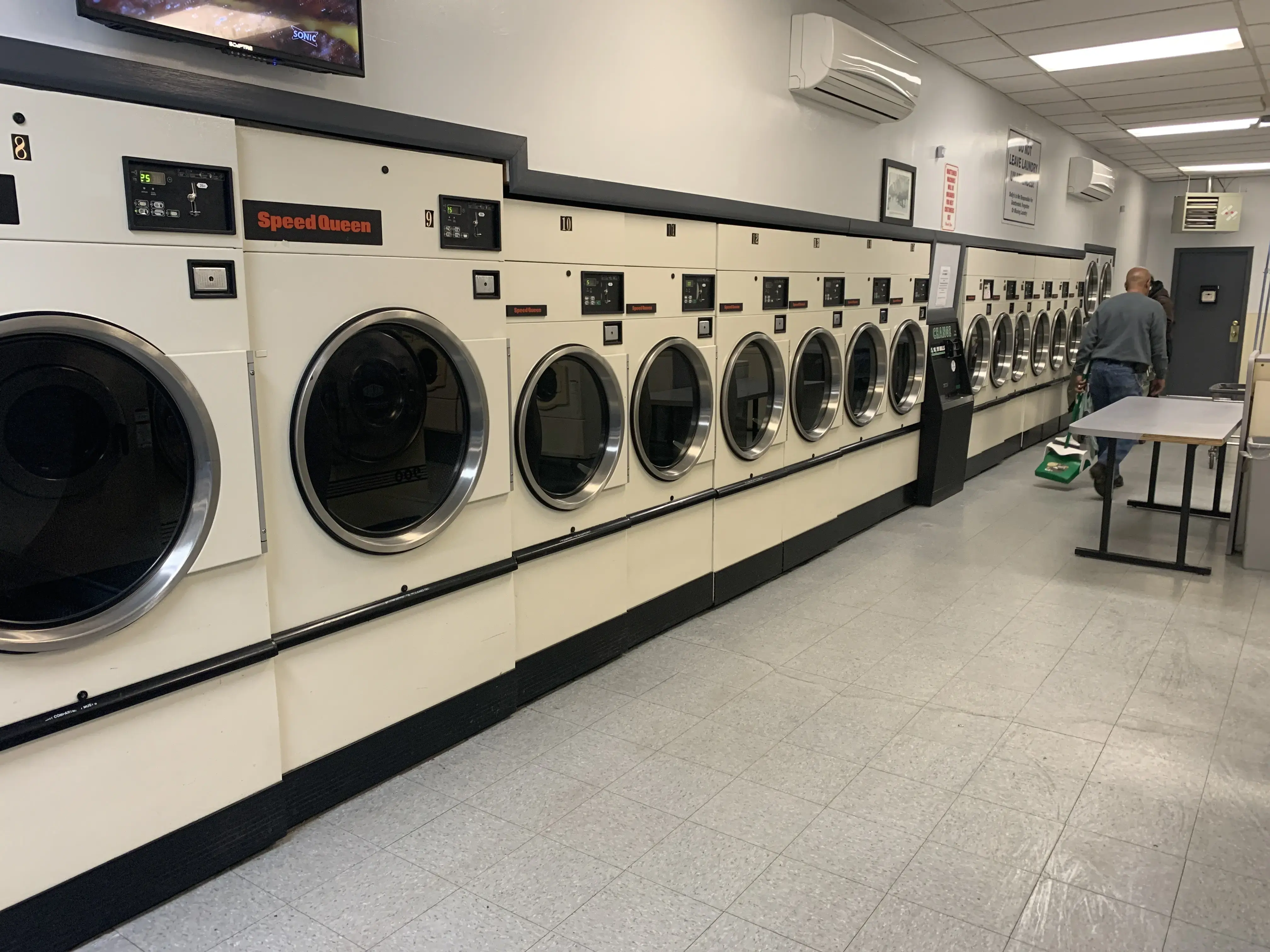 Dolly's Laundromat - Image 18