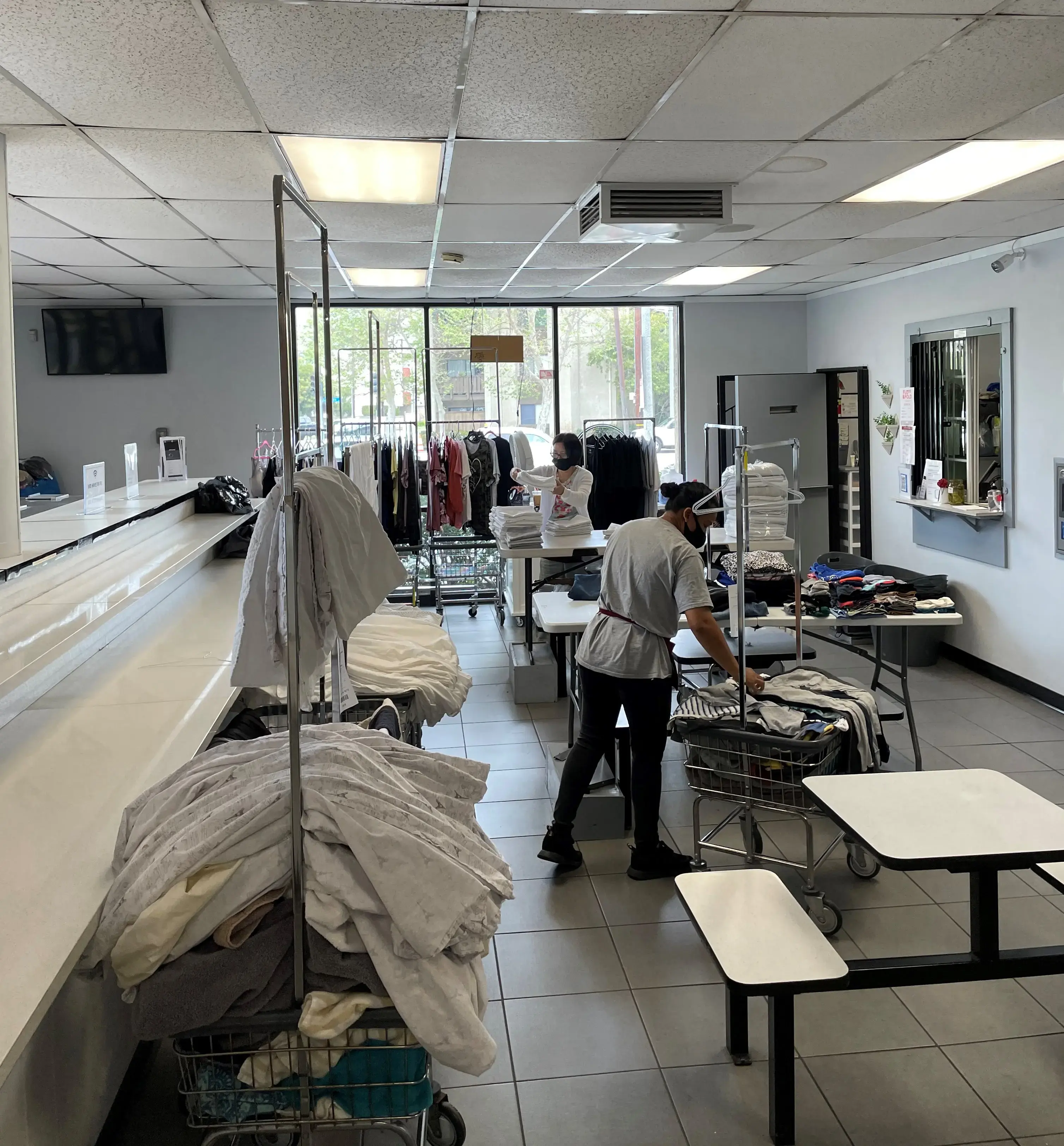 Drop n Go Laundromat - Image 6