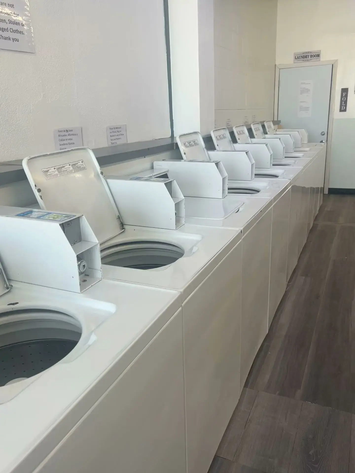 Dzlaundry - Bubbles Coin Laundry - Image 2