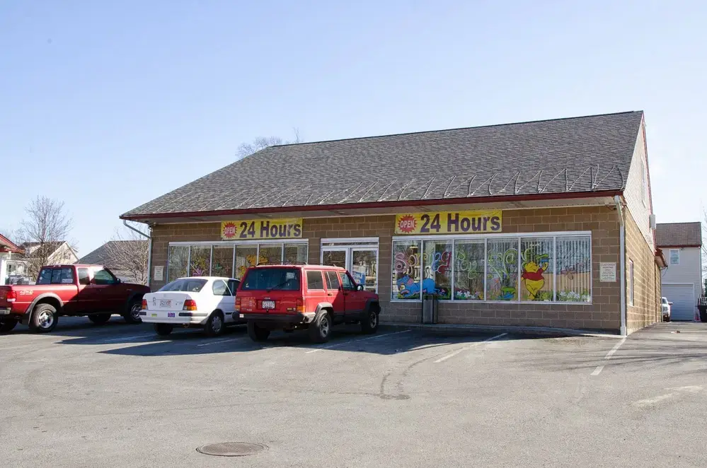 E-Z Clean Laundry Center - Image 1