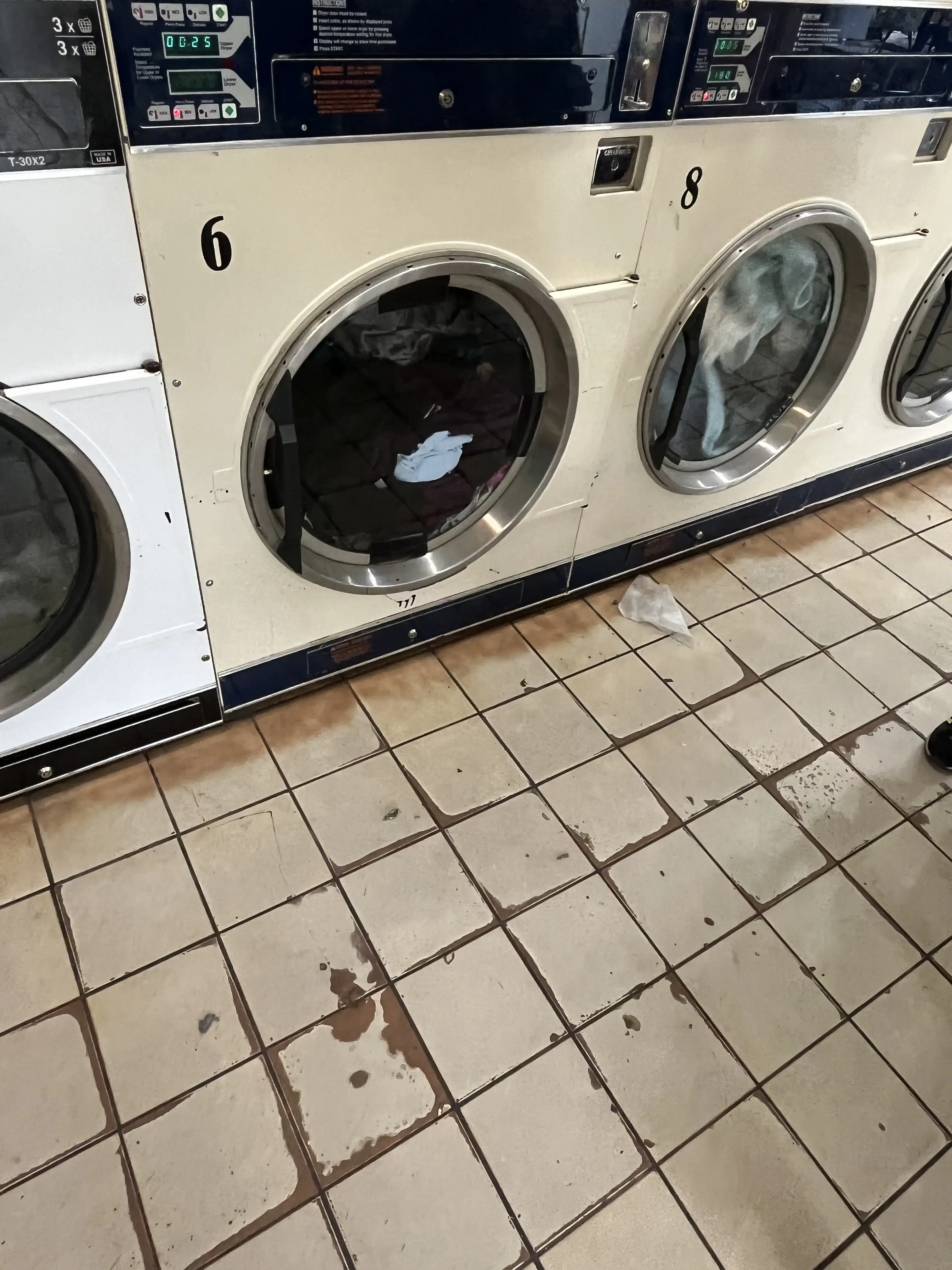 E-Z Duz-It Laundromat - Image 2