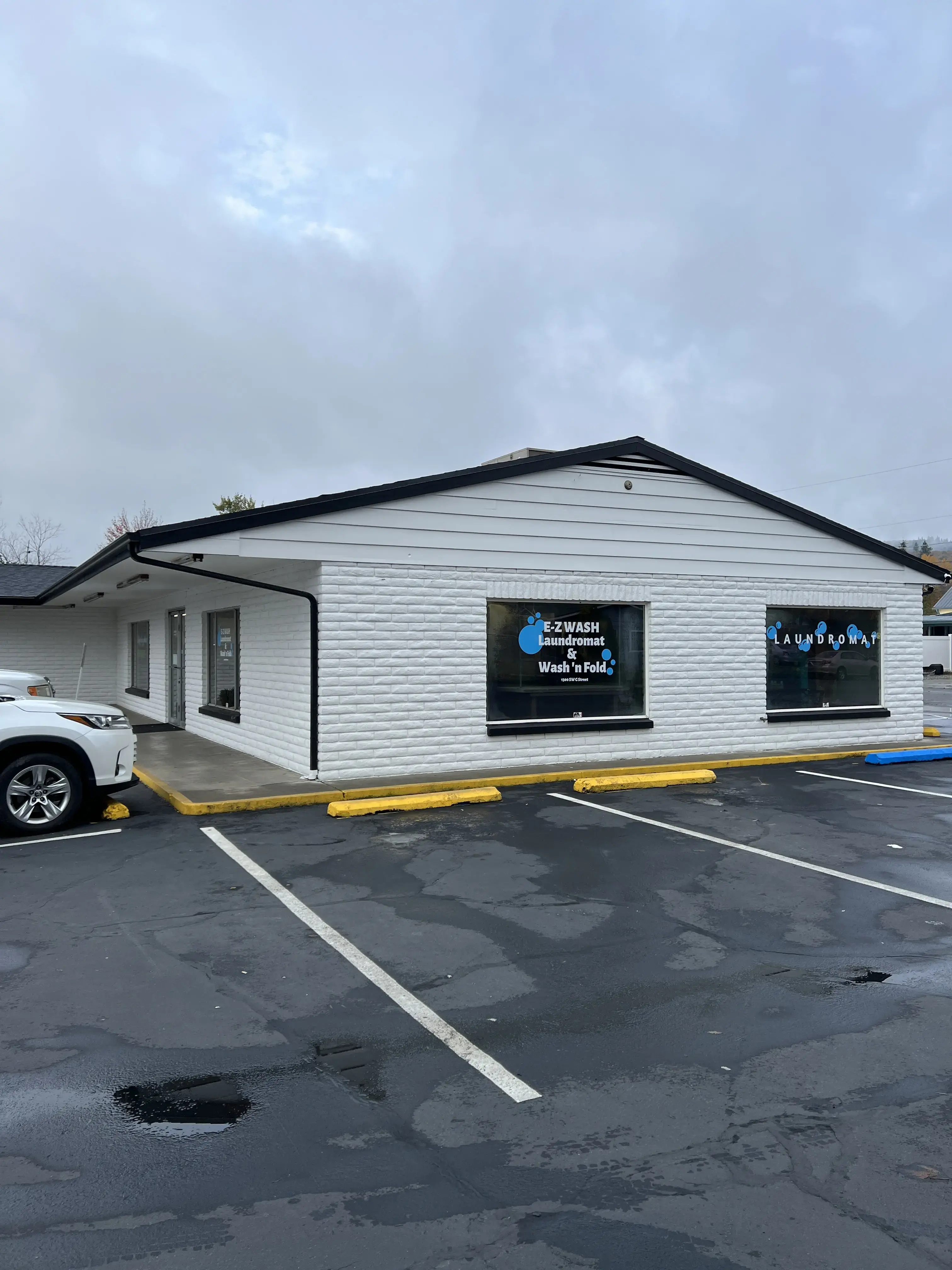 E-Z Wash Laundromat - Image 1