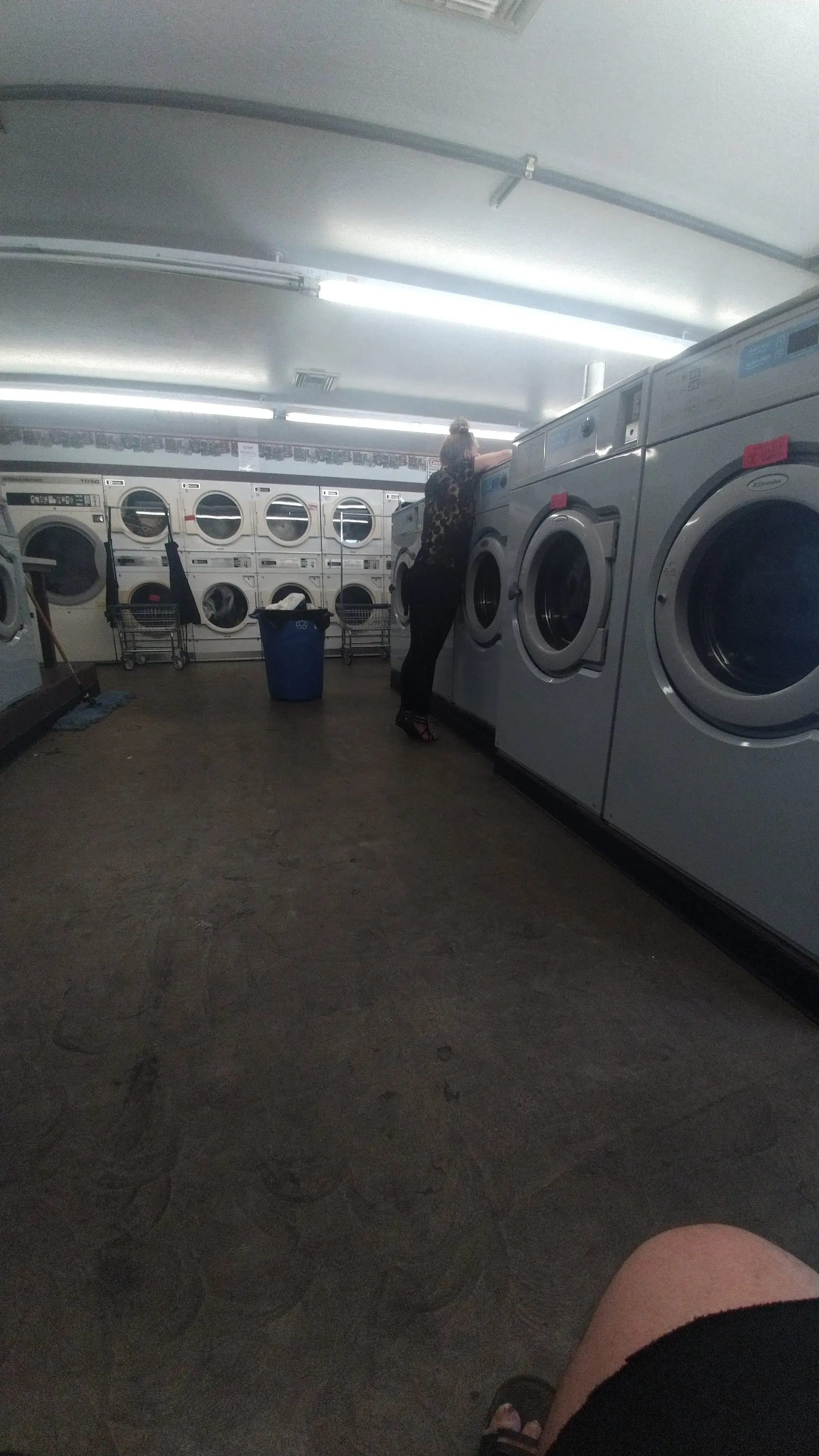 E-Z Wash Laundromat - Image 3