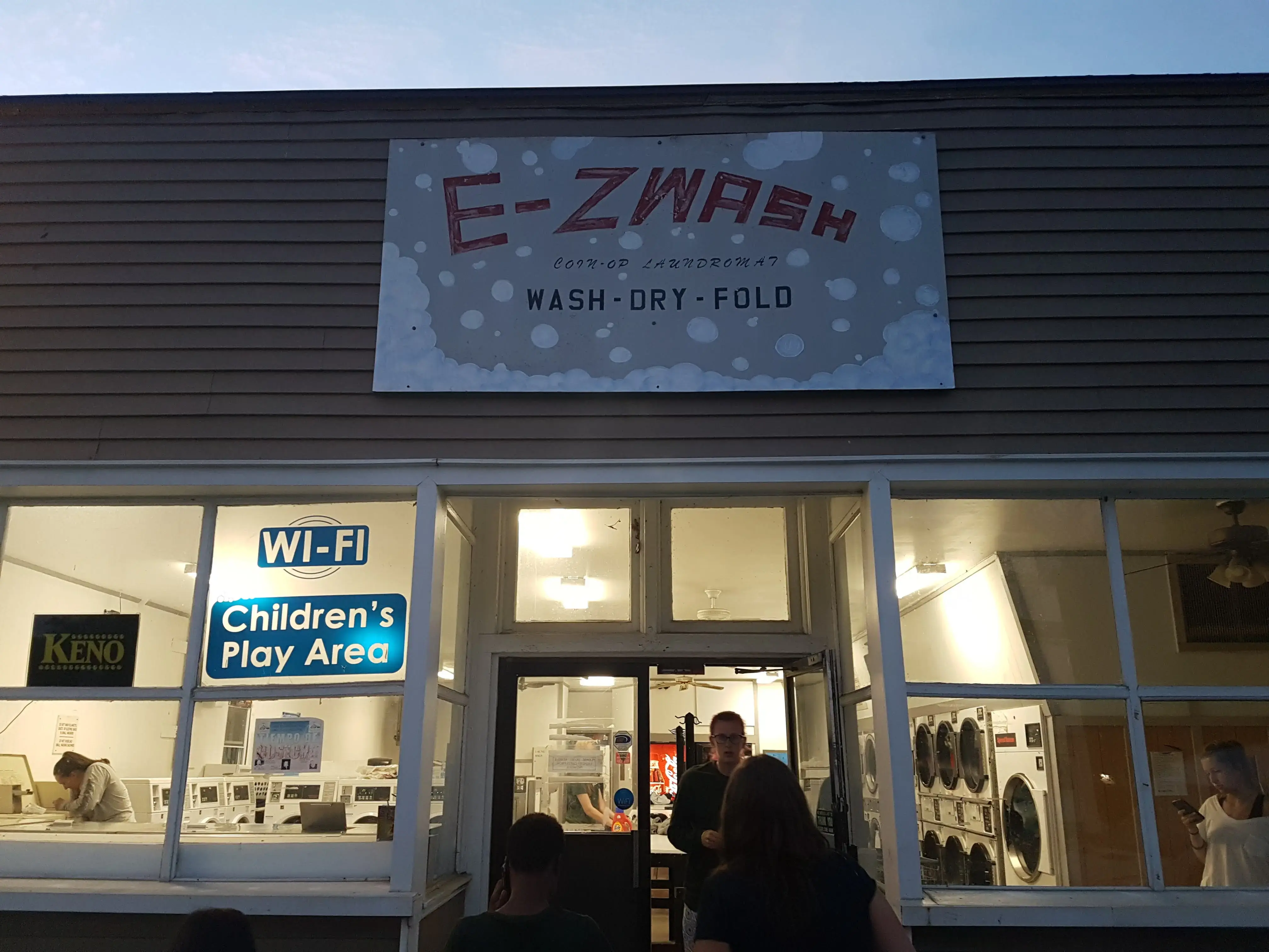 E-Z Wash Laundromat thumbnail 5
